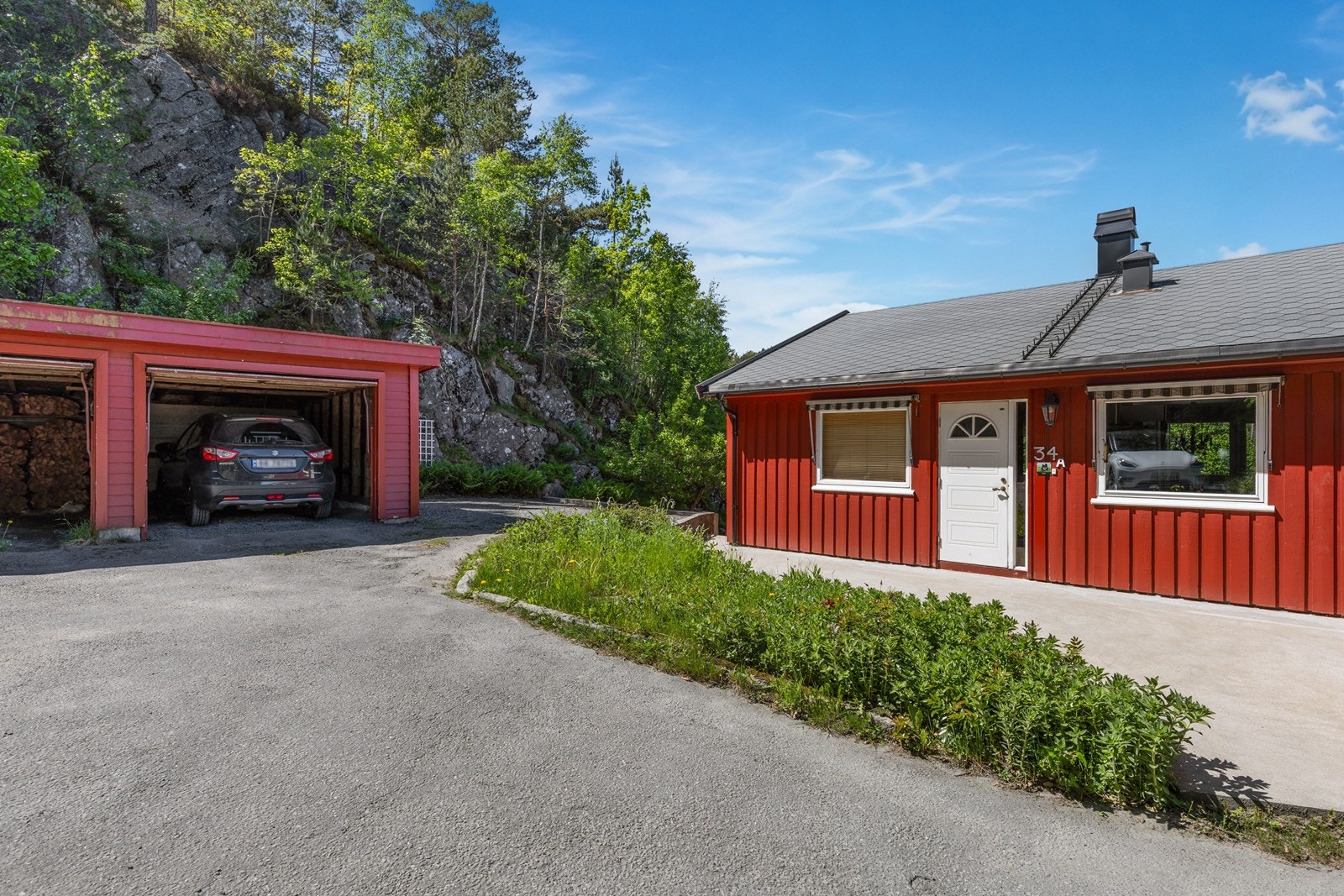 Garasje i rekke like utenfor Galleribilde