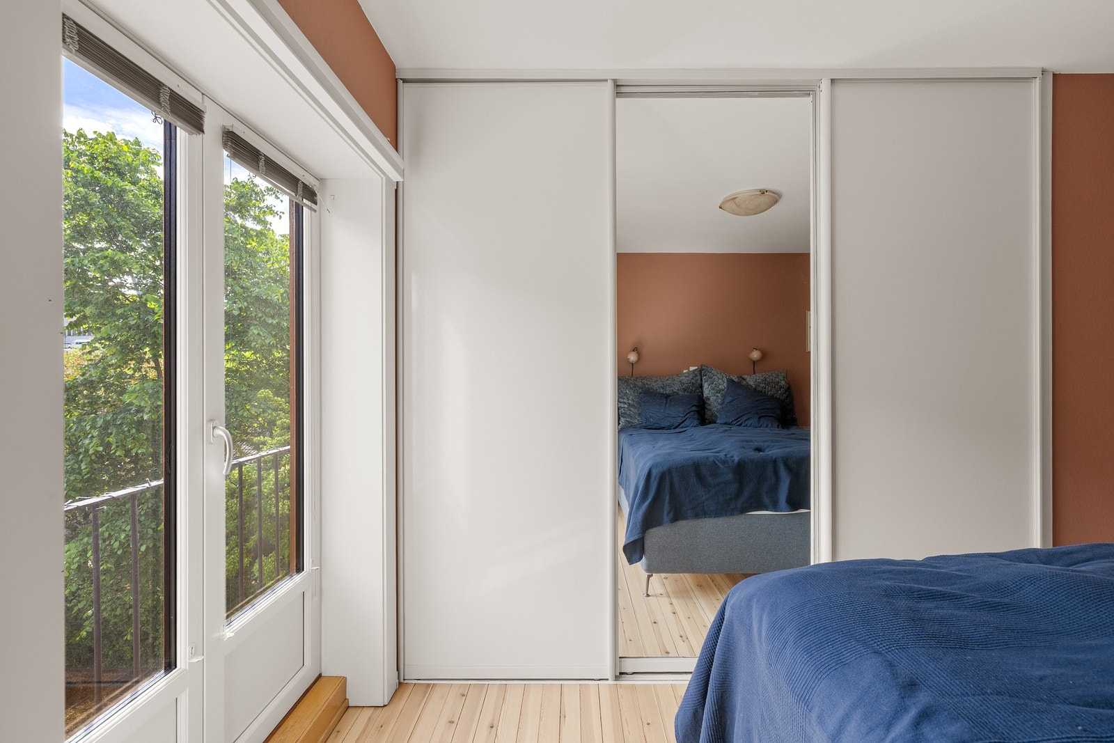 På soverommet er det rikelig med oppbevaringsplass i stor plassbygget skyvedørsgarderobe. Galleribilde
