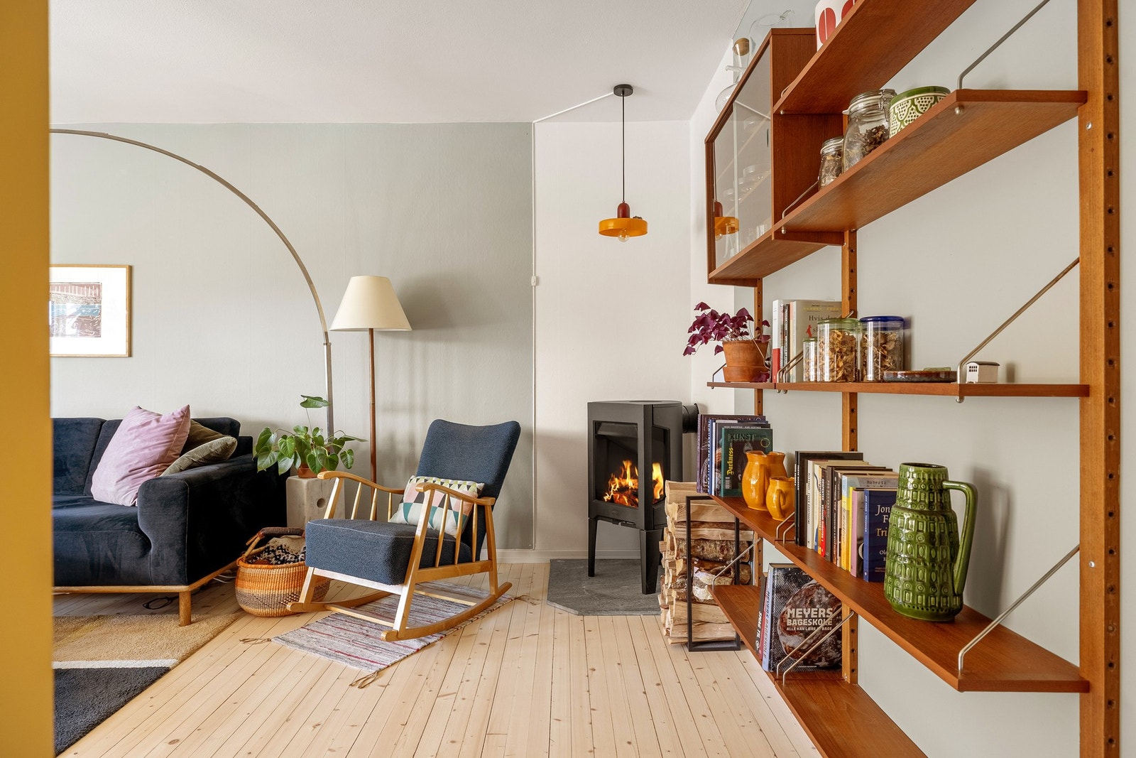 I hjørnet er en koselig peisovn fra 2023 som både gir god varme og bidrar til ekstra hygge. Galleribilde