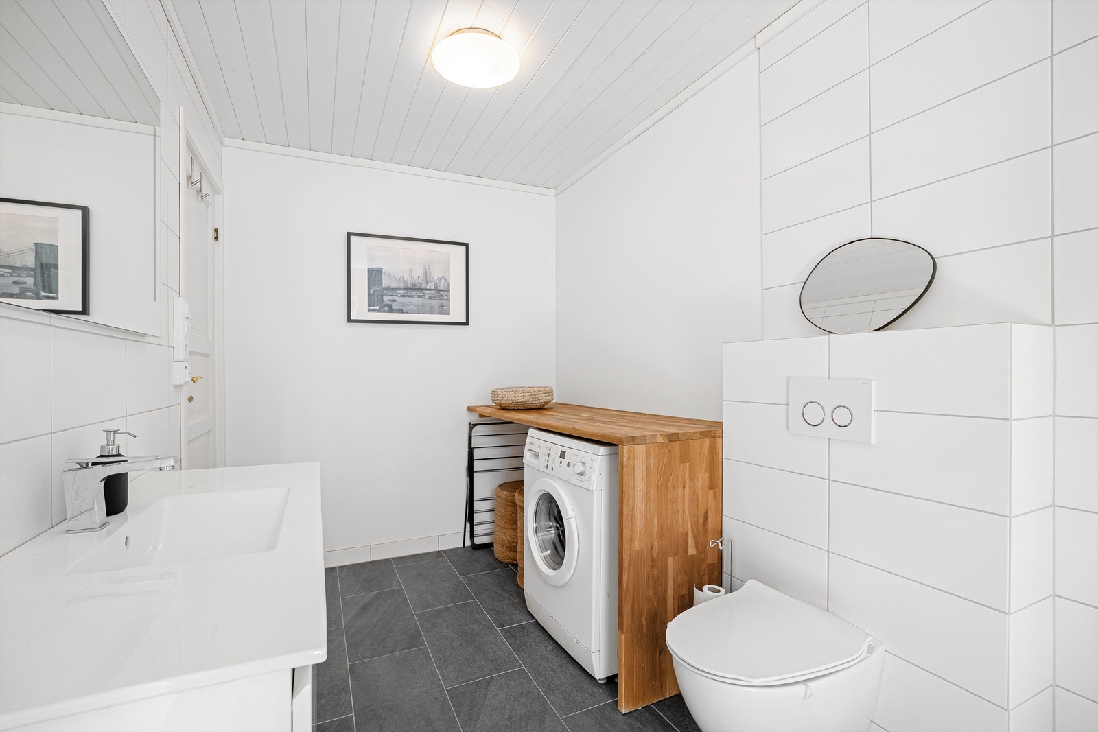 Det er en praktisk nisje med opplegg til vaskemaskin samt arbeidsbenk som passer ypperlig til klesbretting eller som stellebord. Galleribilde
