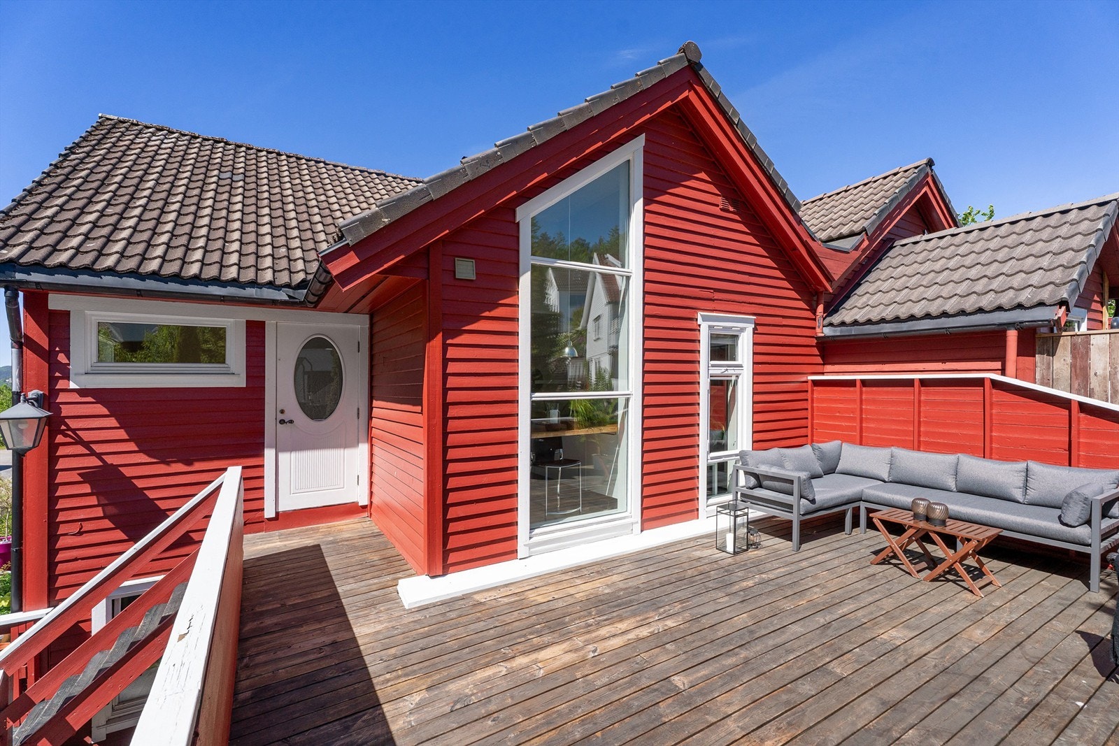 Boligen har en flott og solrik terrasse på 28 kvadratmeter med god plass til hagemøbler og grill m.m. Foto: Hans Nøstdahl Galleribilde
