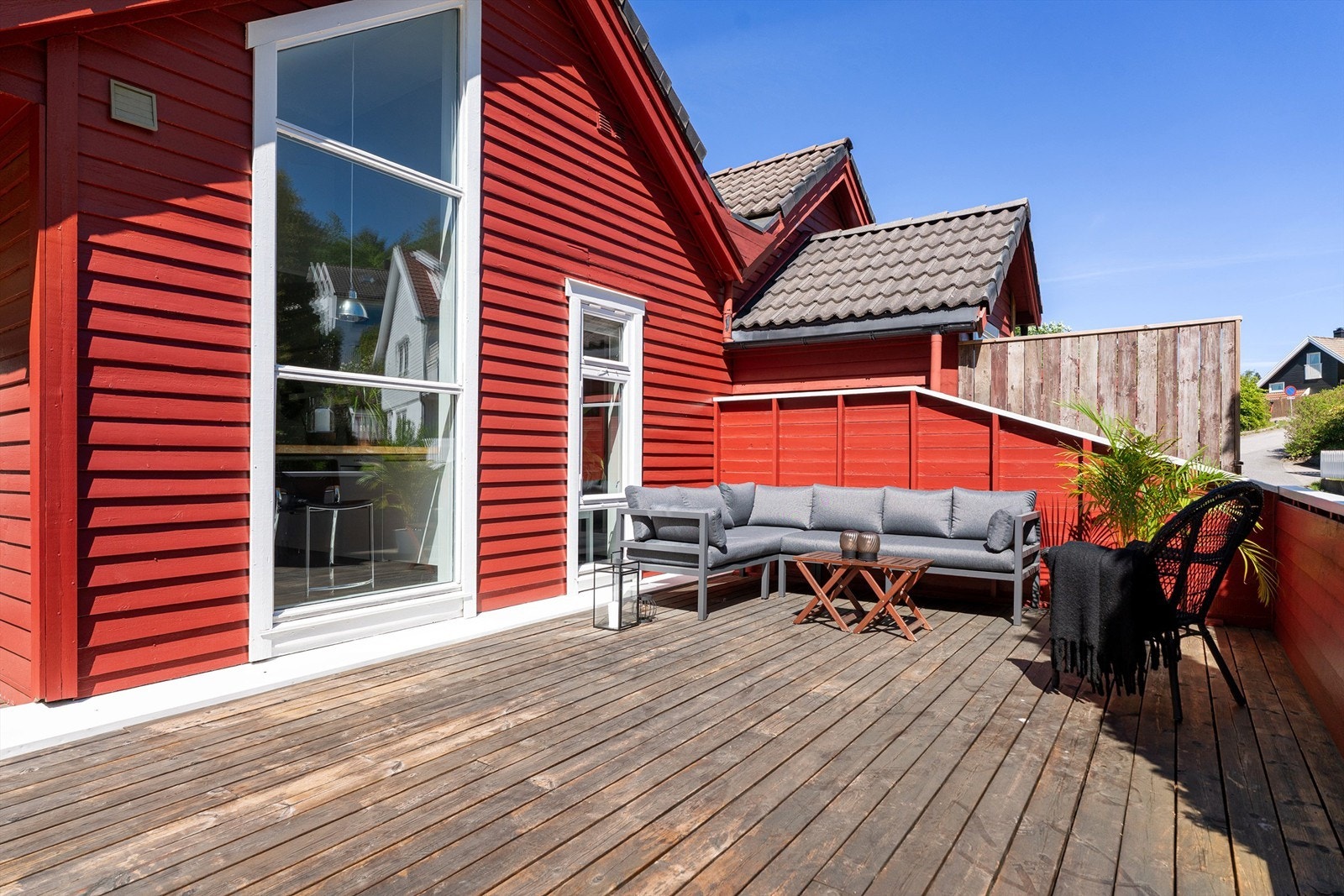 Fra ytterdøren kommer du rett ut til en flott og solrik uteplass hvor du kan lene deg tilbake og nyte solfylte dager. Galleribilde