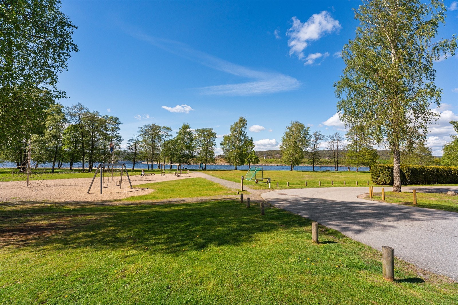 Det er også lekeplass og fotballbane i nærheten. Galleribilde