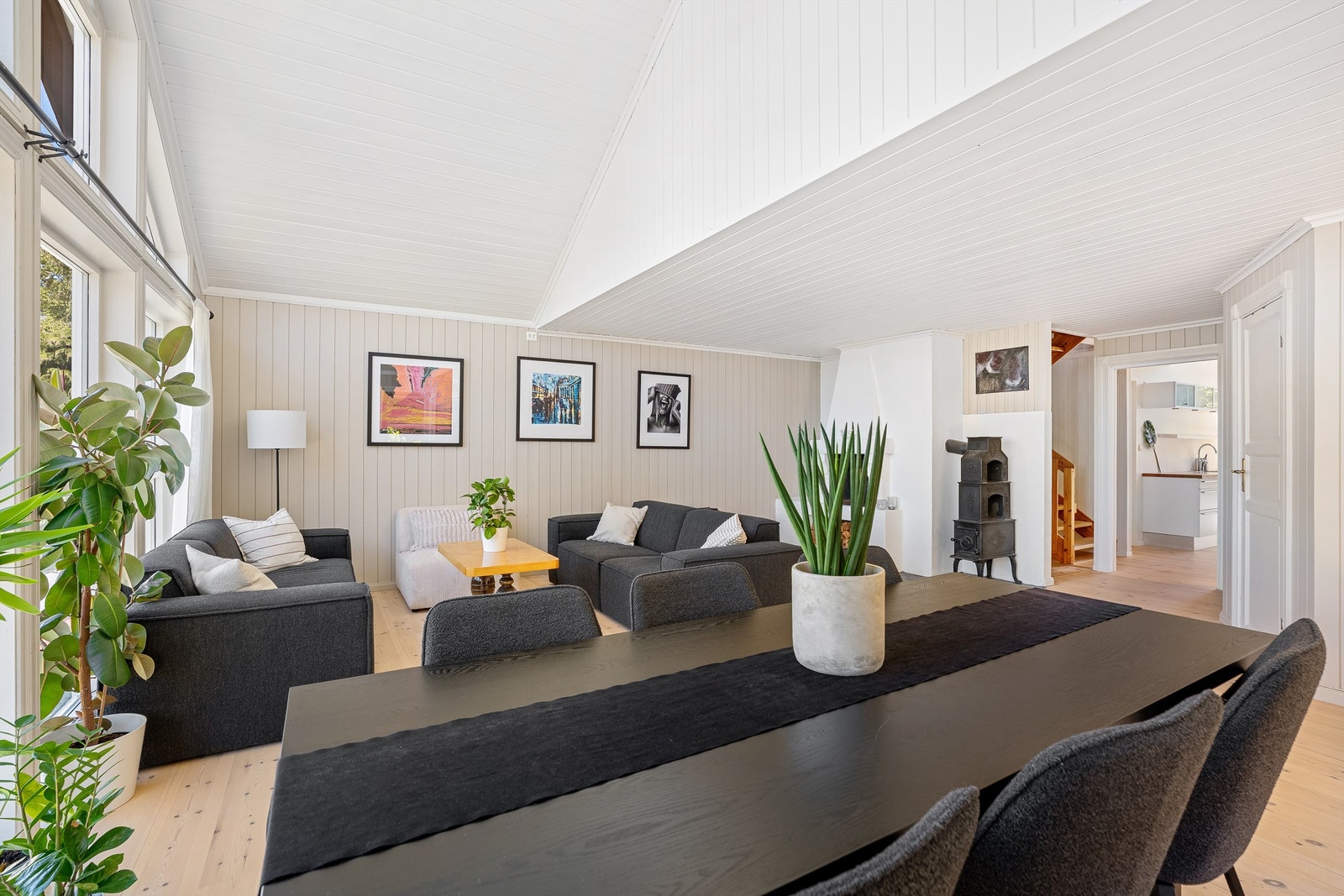 Fra stuen er det inngang til boligens andre soverom samt kjøkken, bad og entré. Galleribilde