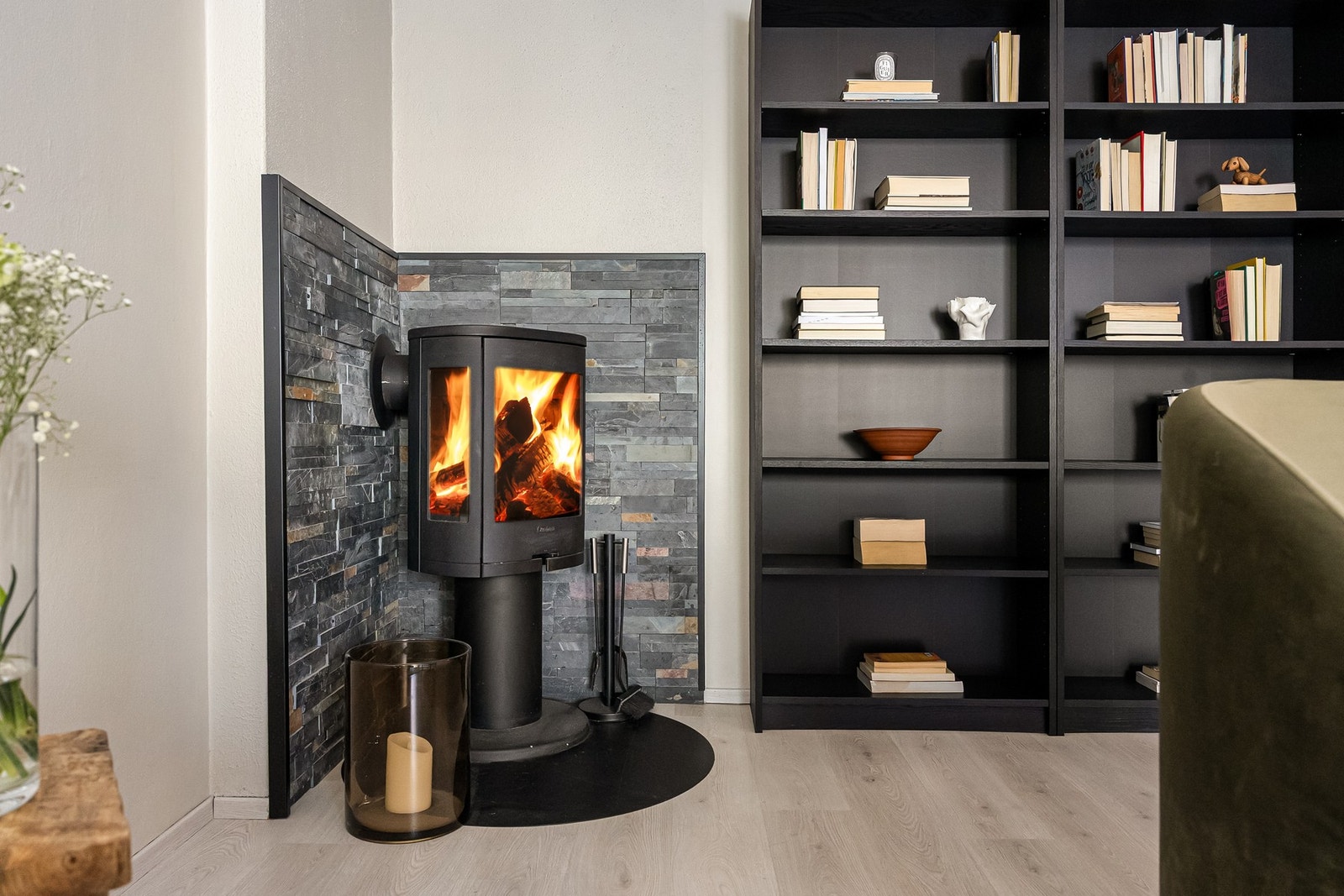 I hjørnet av stuen er en flott peisinnsats fra Contra som gir ekstra varme og hygge Galleribilde