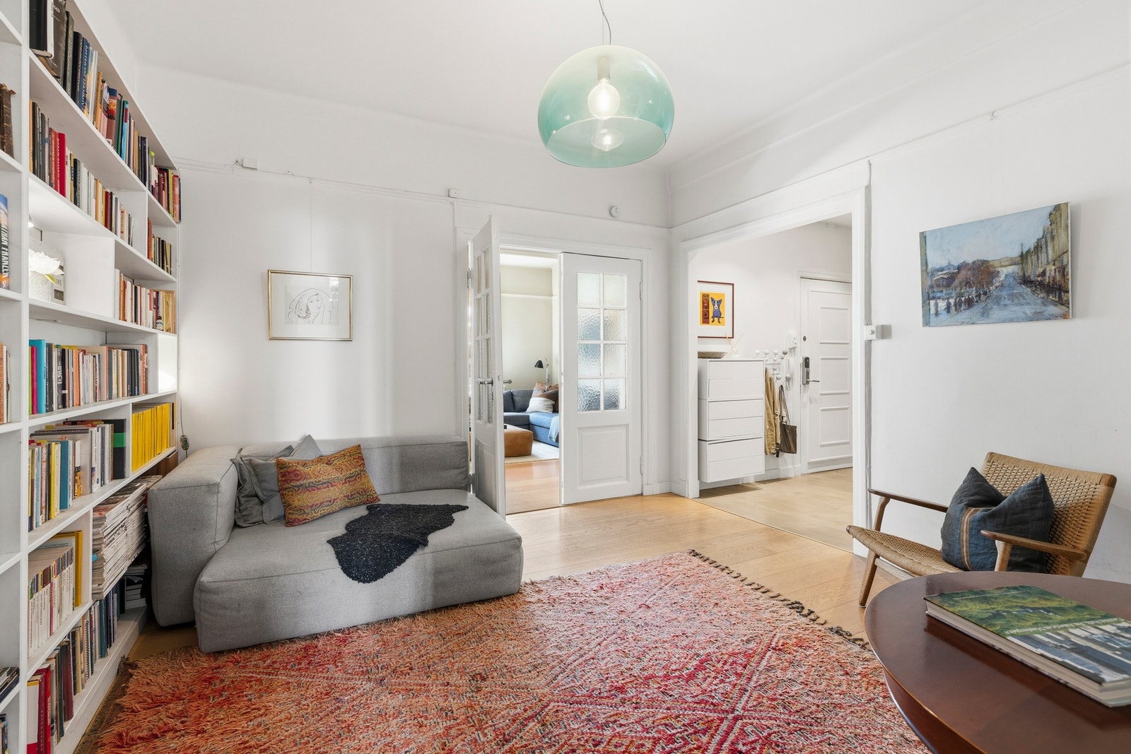Hyggelig forstue med gode møbleringsmuligheter. Galleribilde