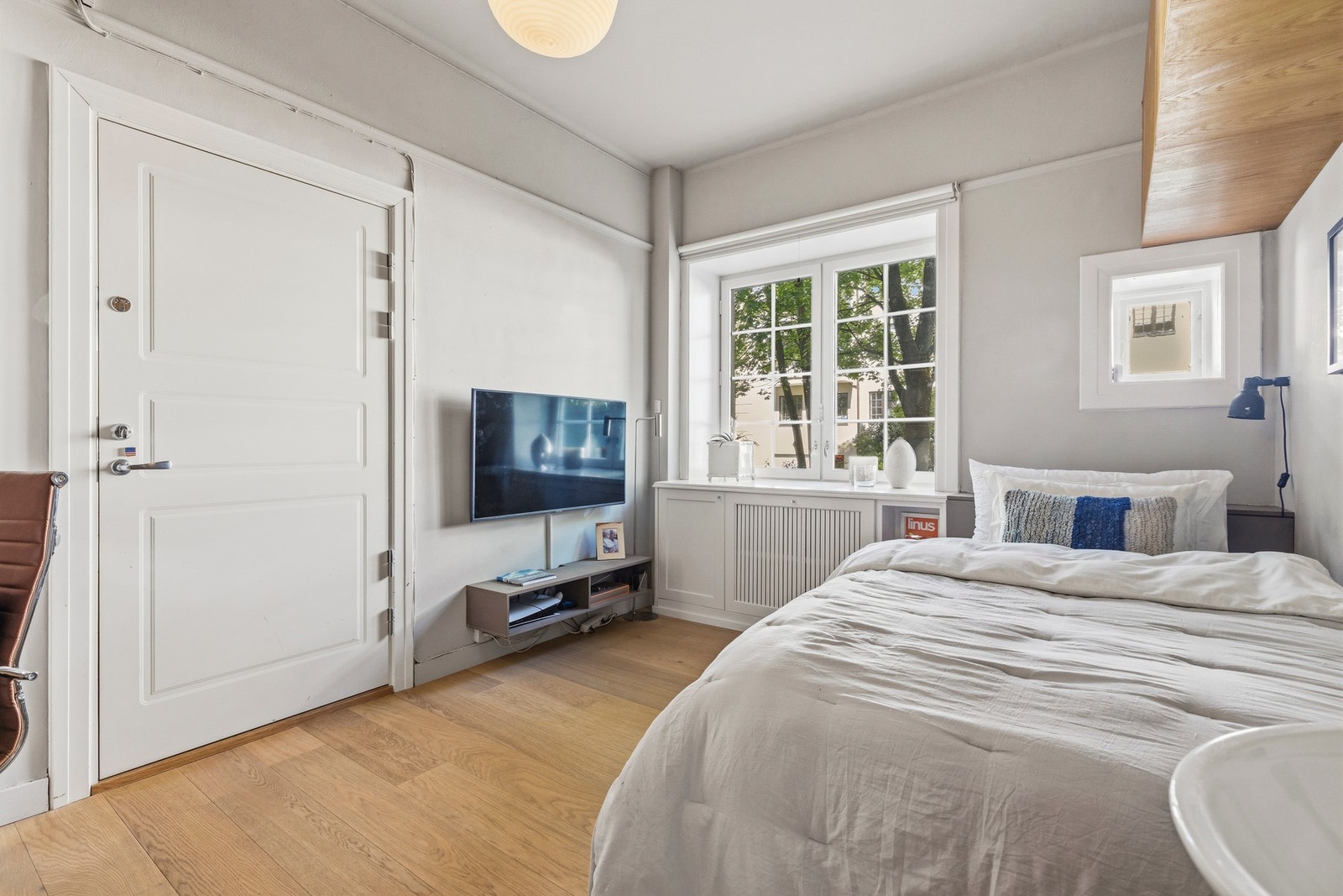 Rommet har dør til baktrapp. Galleribilde