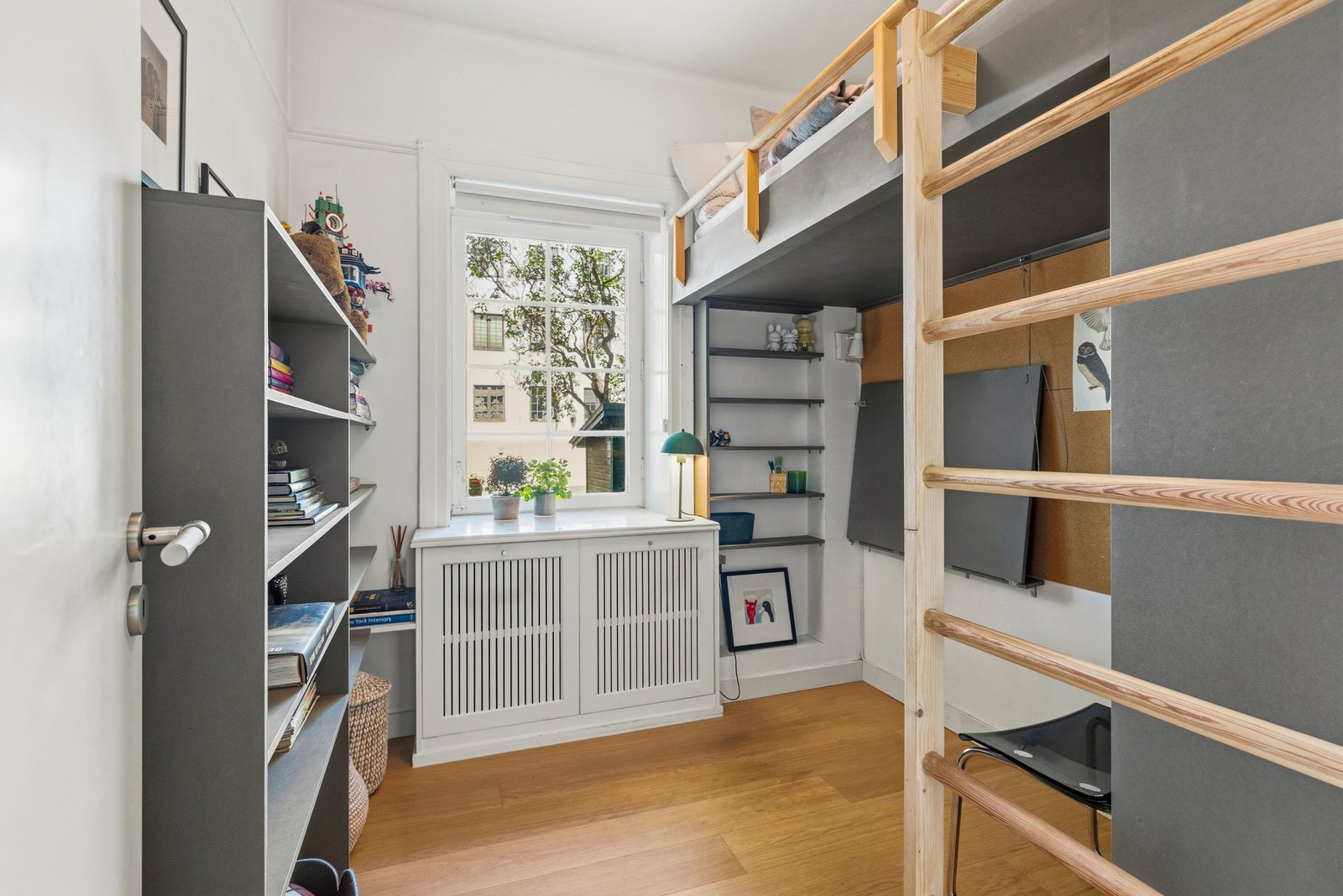 Soverom II - Rommet er innredet med en hemseng. Galleribilde