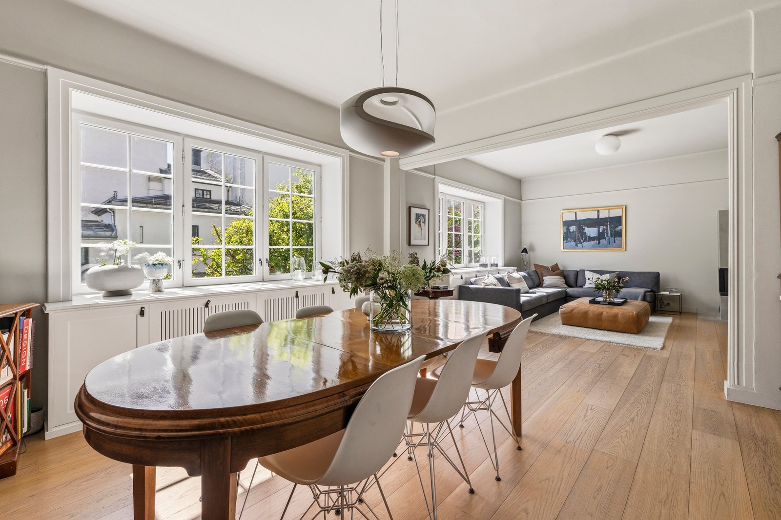 Det er gode møbleringsmuligheter i stuen, med plass til sofamøbler med tilhørende stuebord, TV-løsning, eller annet ønskelig møblement. Galleribilde