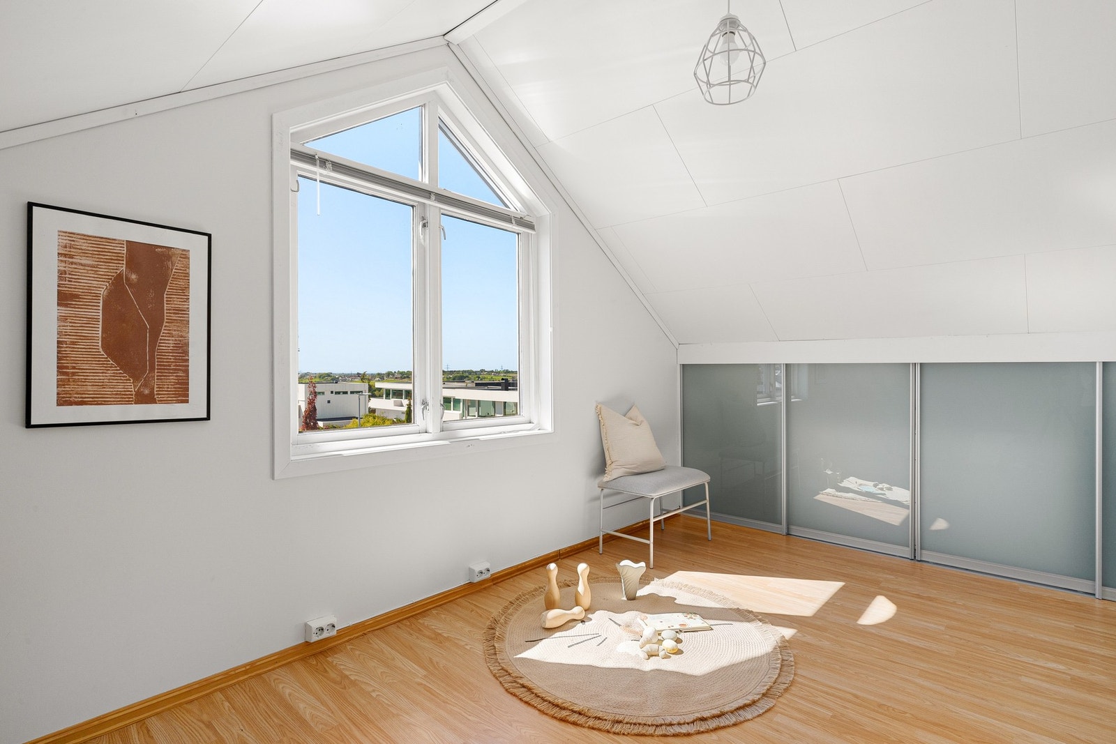 På begge rommene er det garderobeløsning langs veggen, noe som gir praktisk oppbevaring. Galleribilde