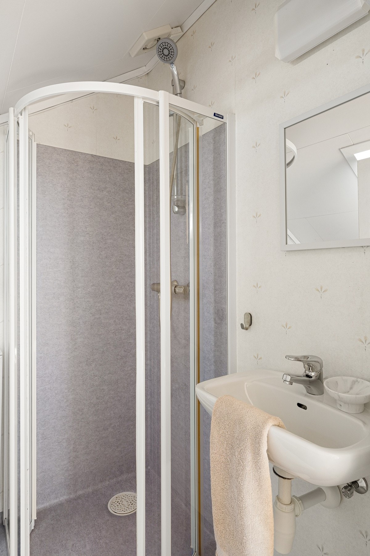 Loftet byr også på et praktisk ekstra bad. Badet har våtromsbelegg på vegger, vinylbelegg på gulv, servant, gulvstående toalett og dusjhjørne. Galleribilde