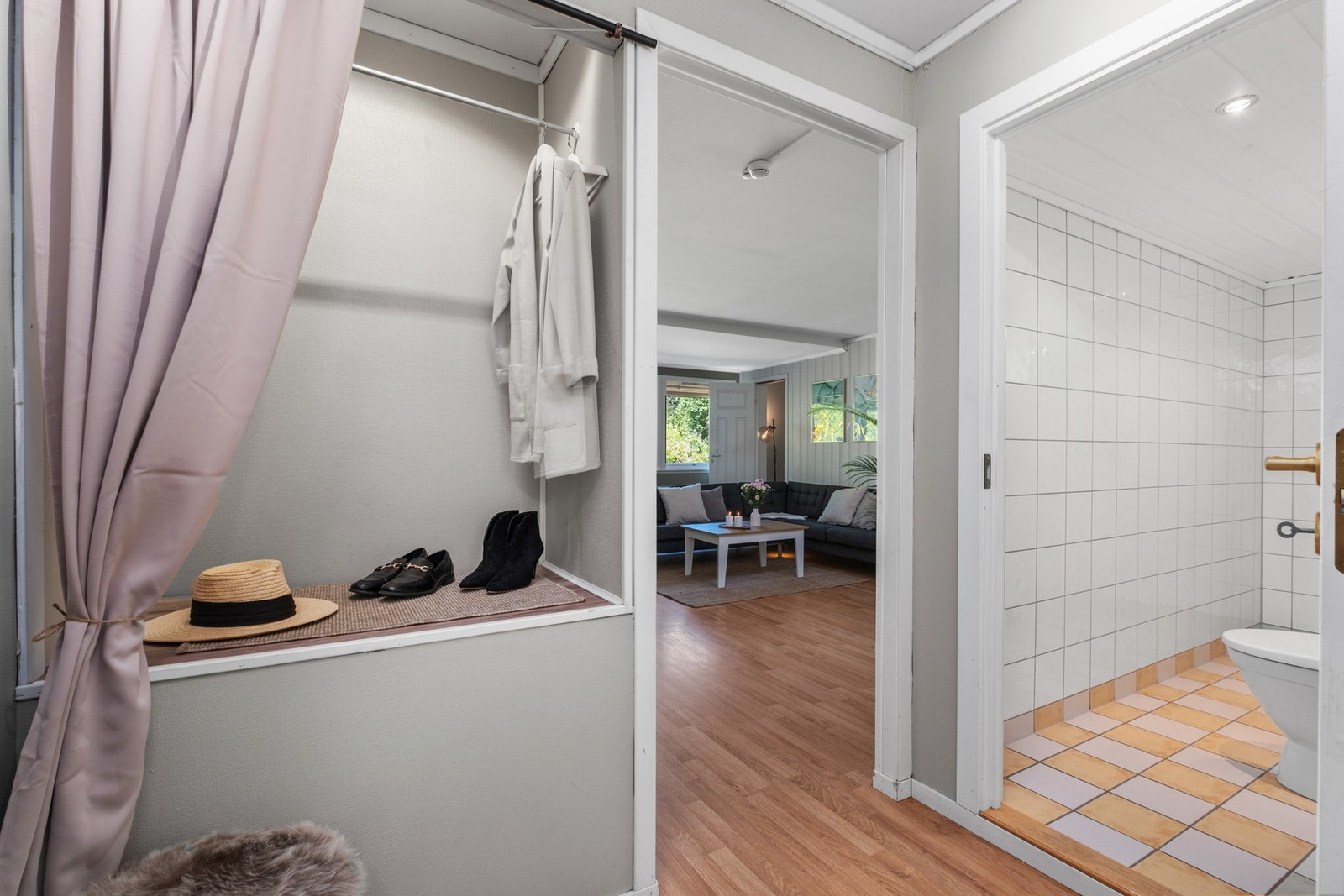 Praktisk garderobeløsning med gode oppbevaringsmuligheter. Galleribilde