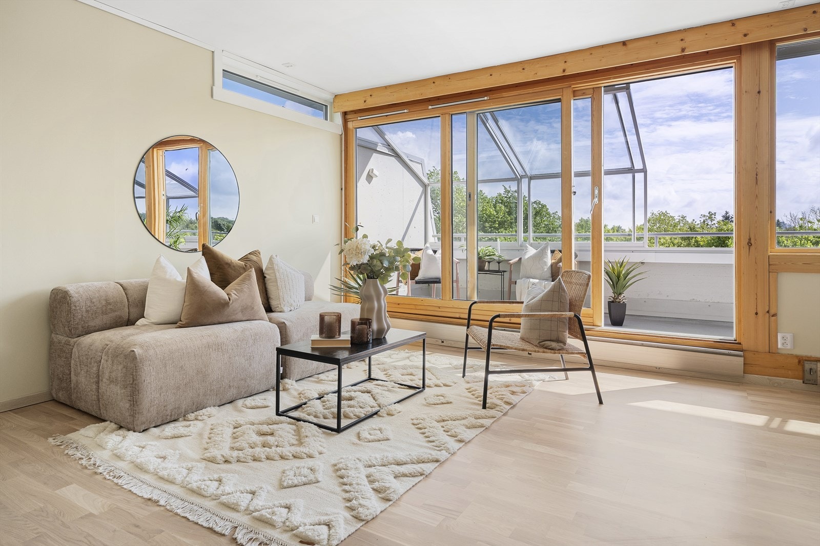 Velkommen inn! Leiligheten har ny parkett på gulv. Galleribilde