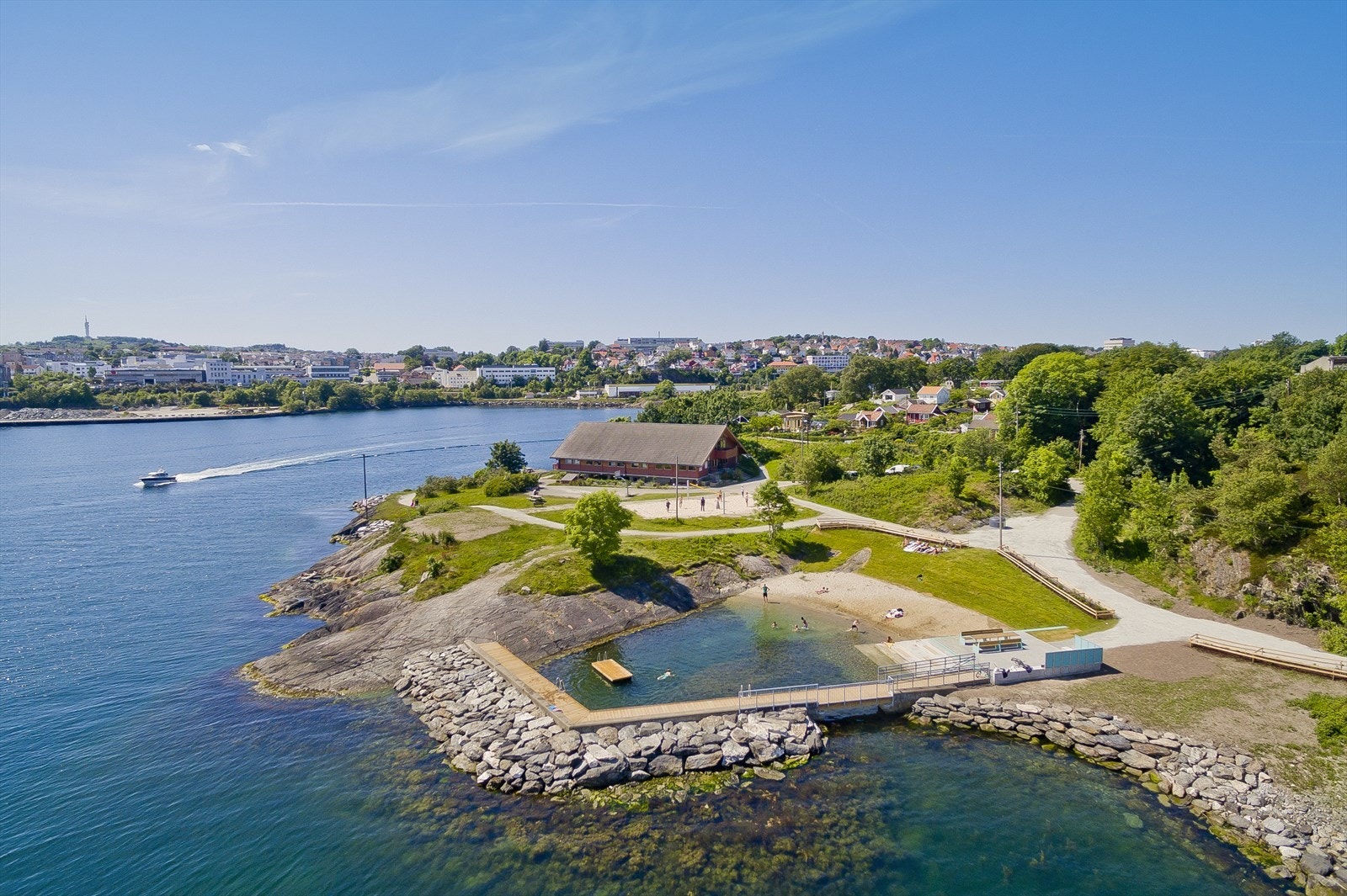 Følger man turstien langs sjøen kommer man til Strømvik sjøbad. Her er det nylig kommet sauna. Galleribilde
