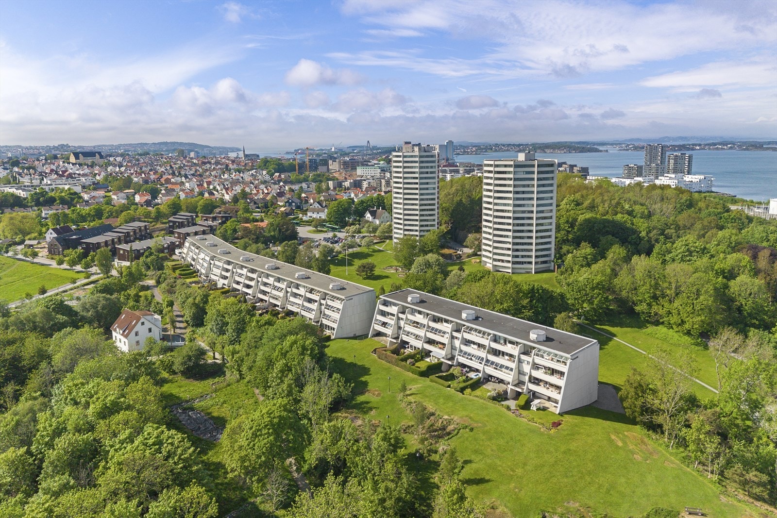 Borettslaget Rosenli er et veldrevet borettslaget med totalt 264 andeler fordelt over 2 stk. høyblokker og 2 stk. lavblokker. Galleribilde