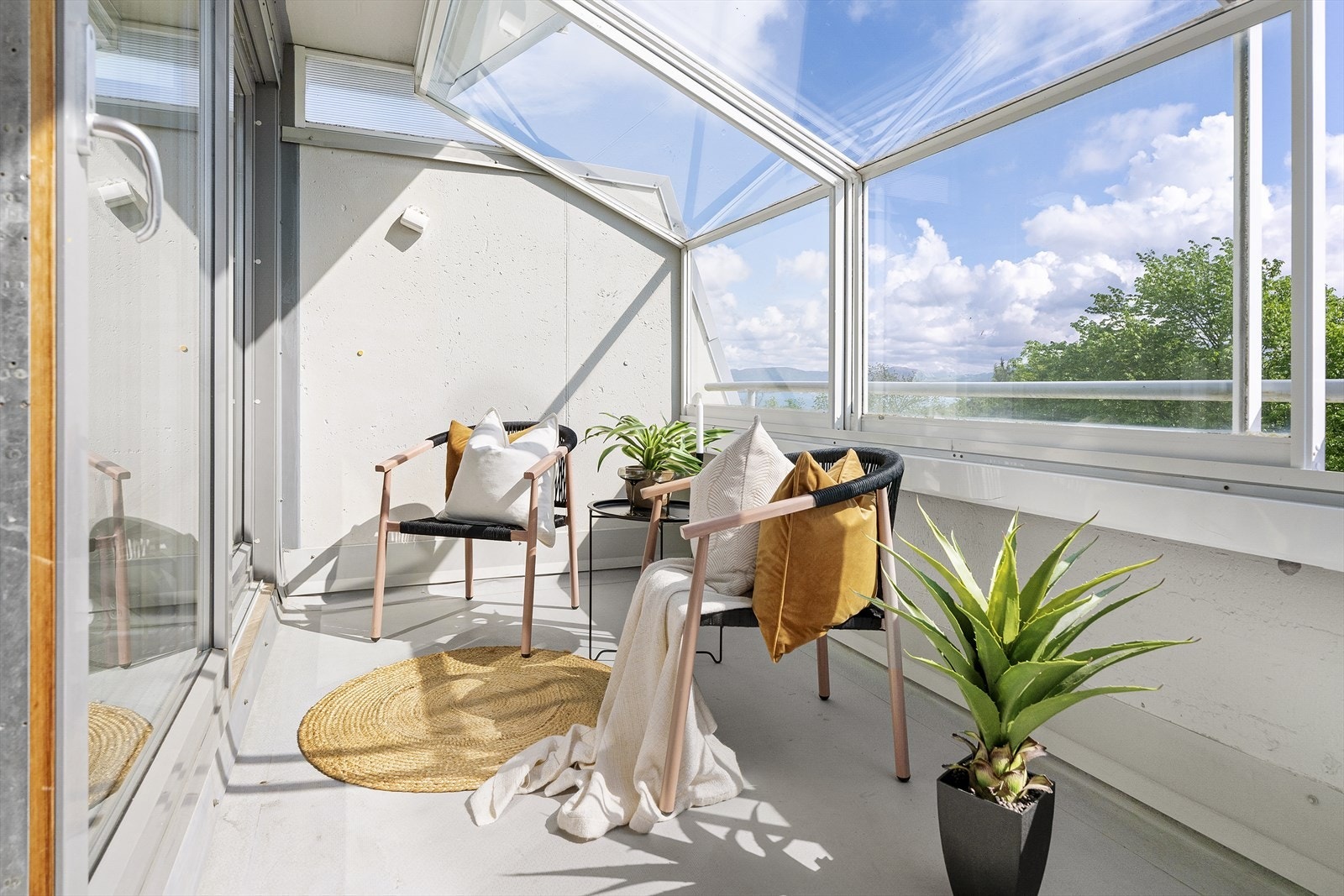 Balkongen på 14 m² kan brukes året rundt, til og med på de gråeste regnværsdagene. Galleribilde