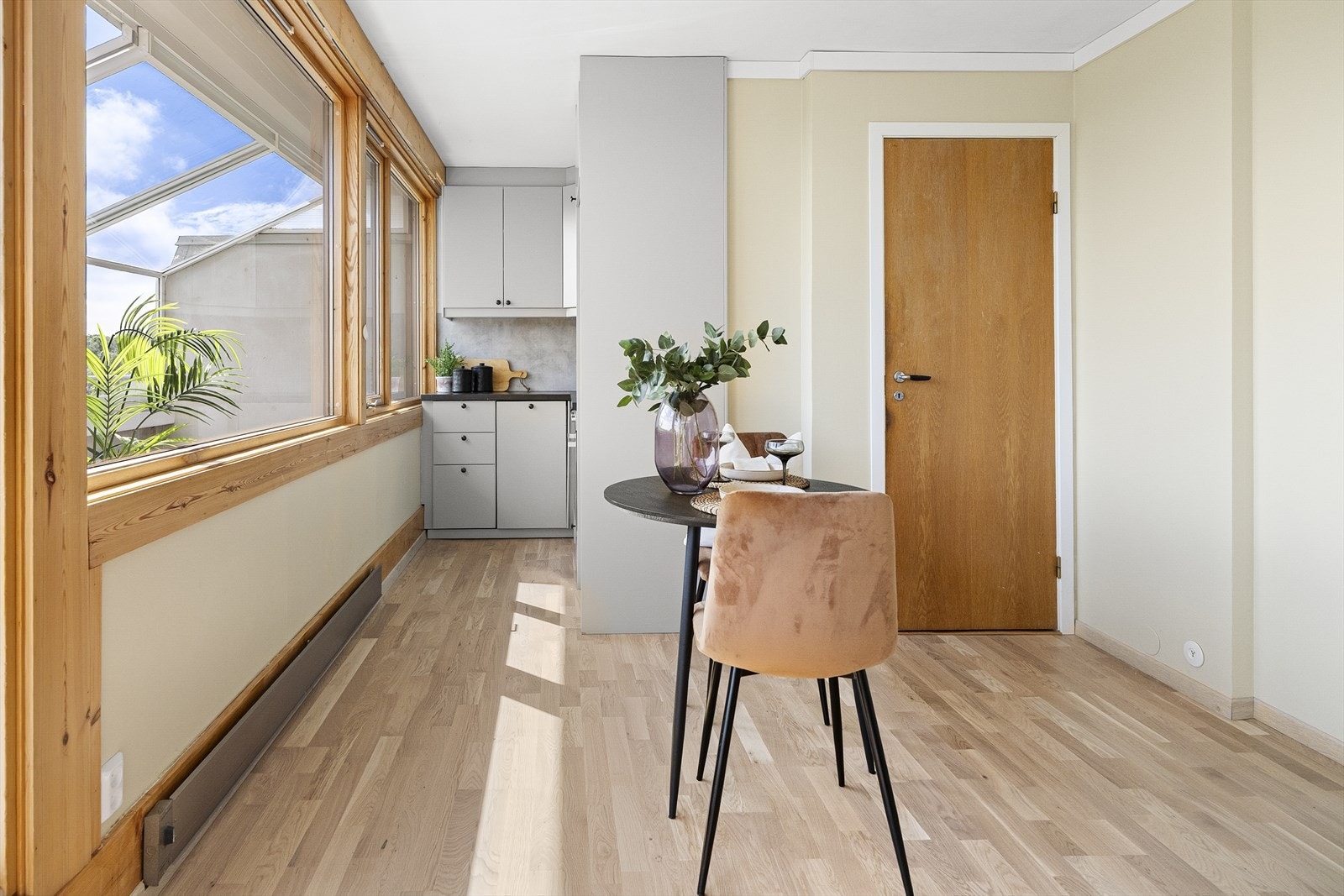 Kjøkkenet fra 2018 har slette grå fronter og benkeplate av laminat. Galleribilde