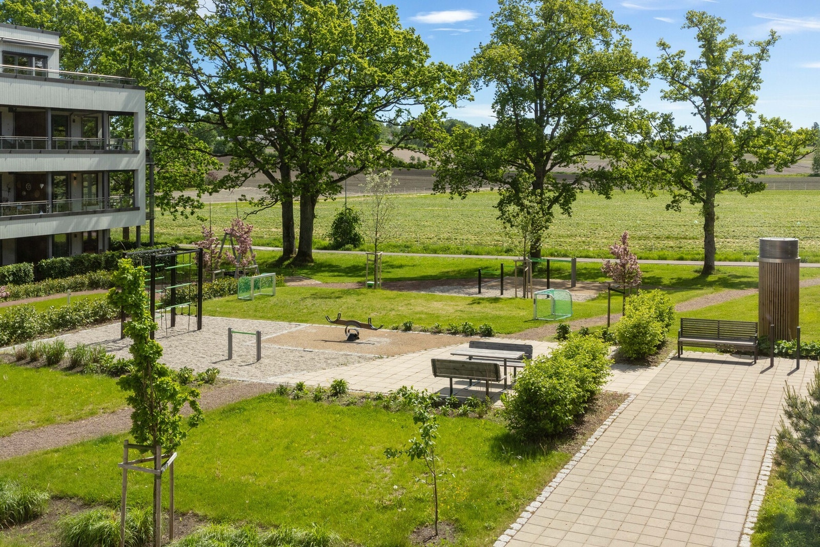 Sameiet har pent opparbeidede uteområder med grønne fellesarealer og gangveier. Galleribilde