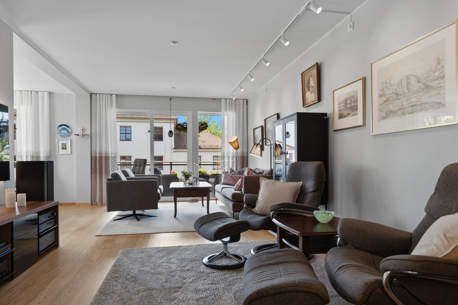 Fra stuen er det utgang til den romslige, overbygde balkongen. Galleribilde