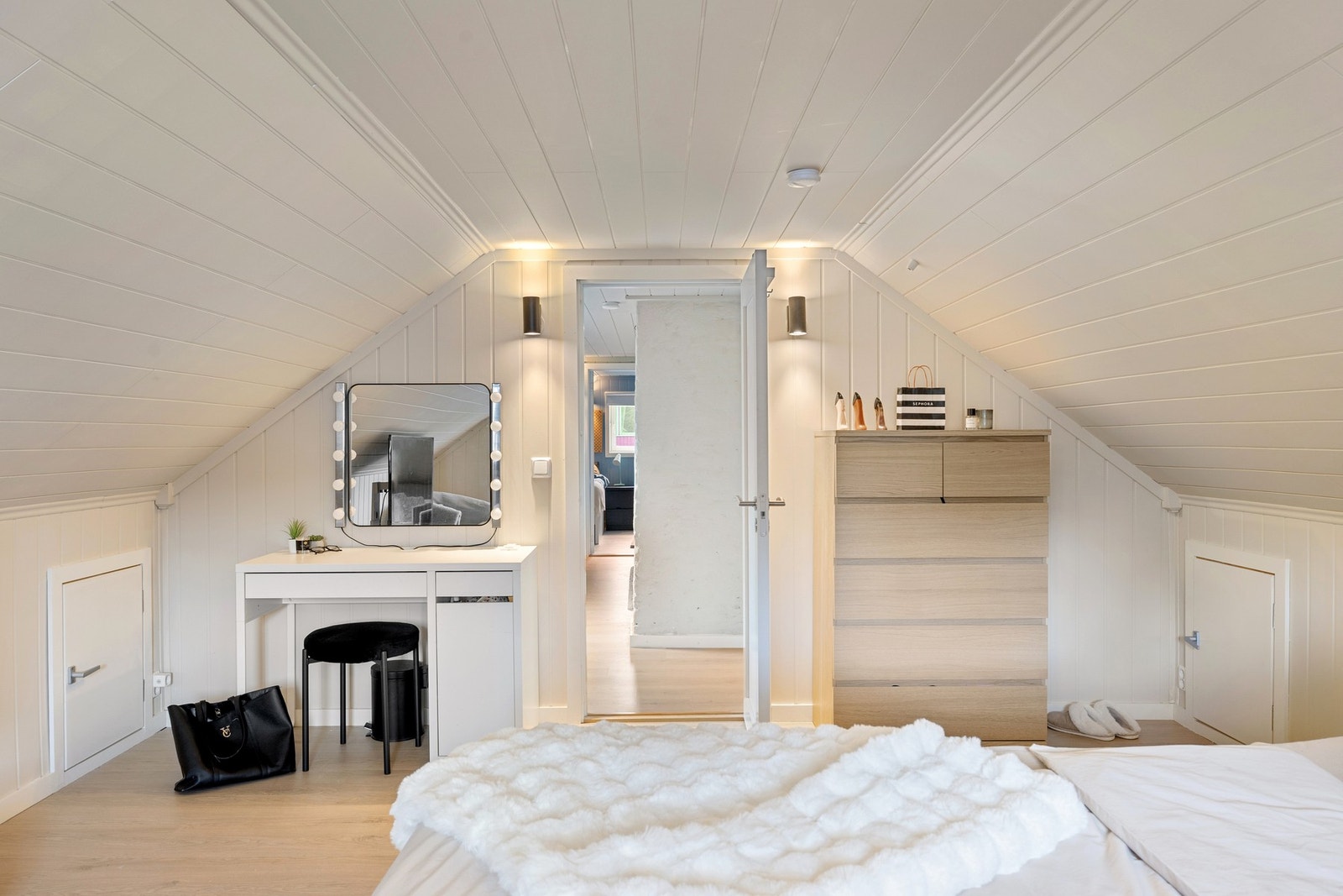 God plass til både dobbeltseng, sofa, klesoppbevaring og skrivepult. Galleribilde