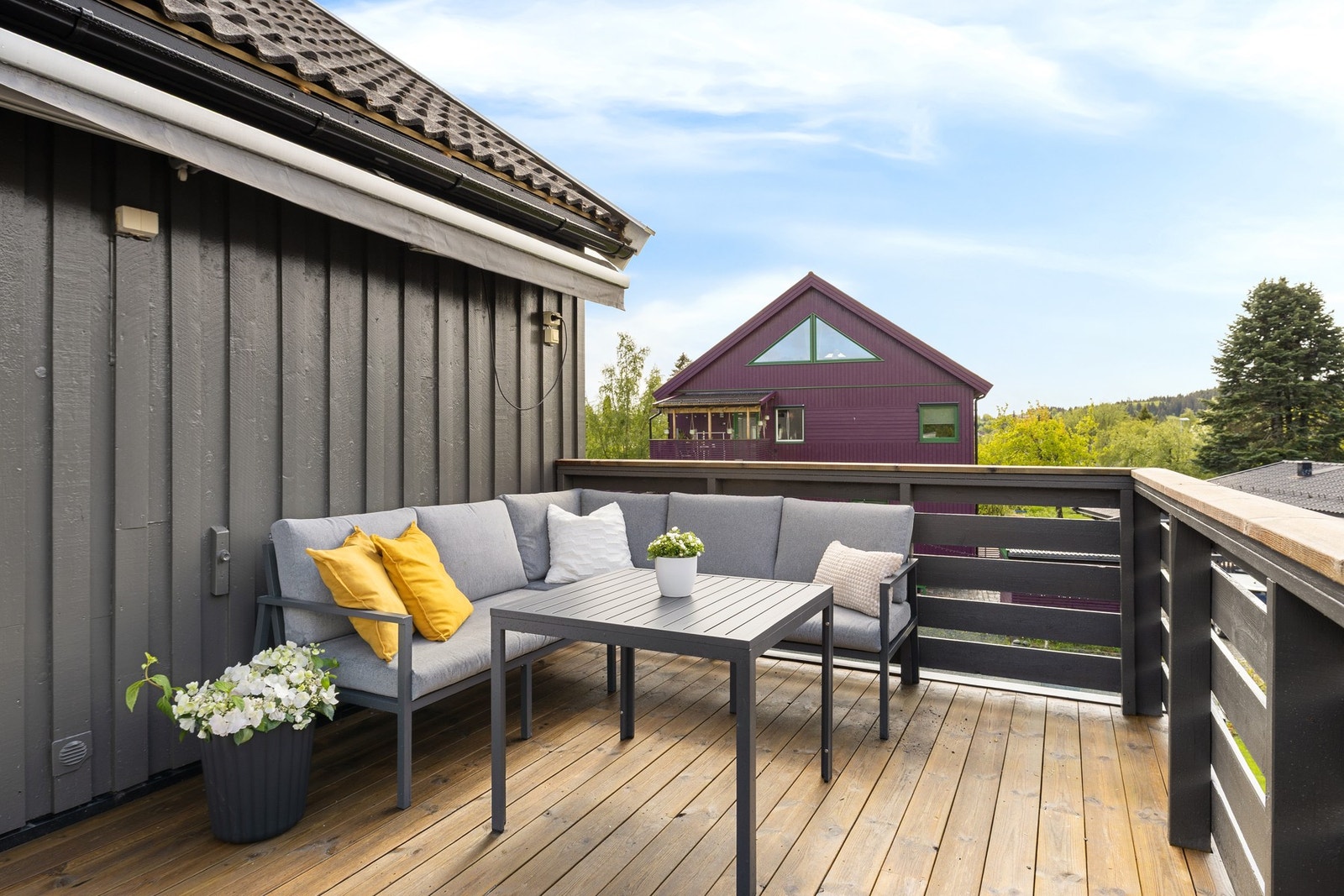 Sørvendt terrasse med gode solforhold og plass til sittegruppe. Galleribilde