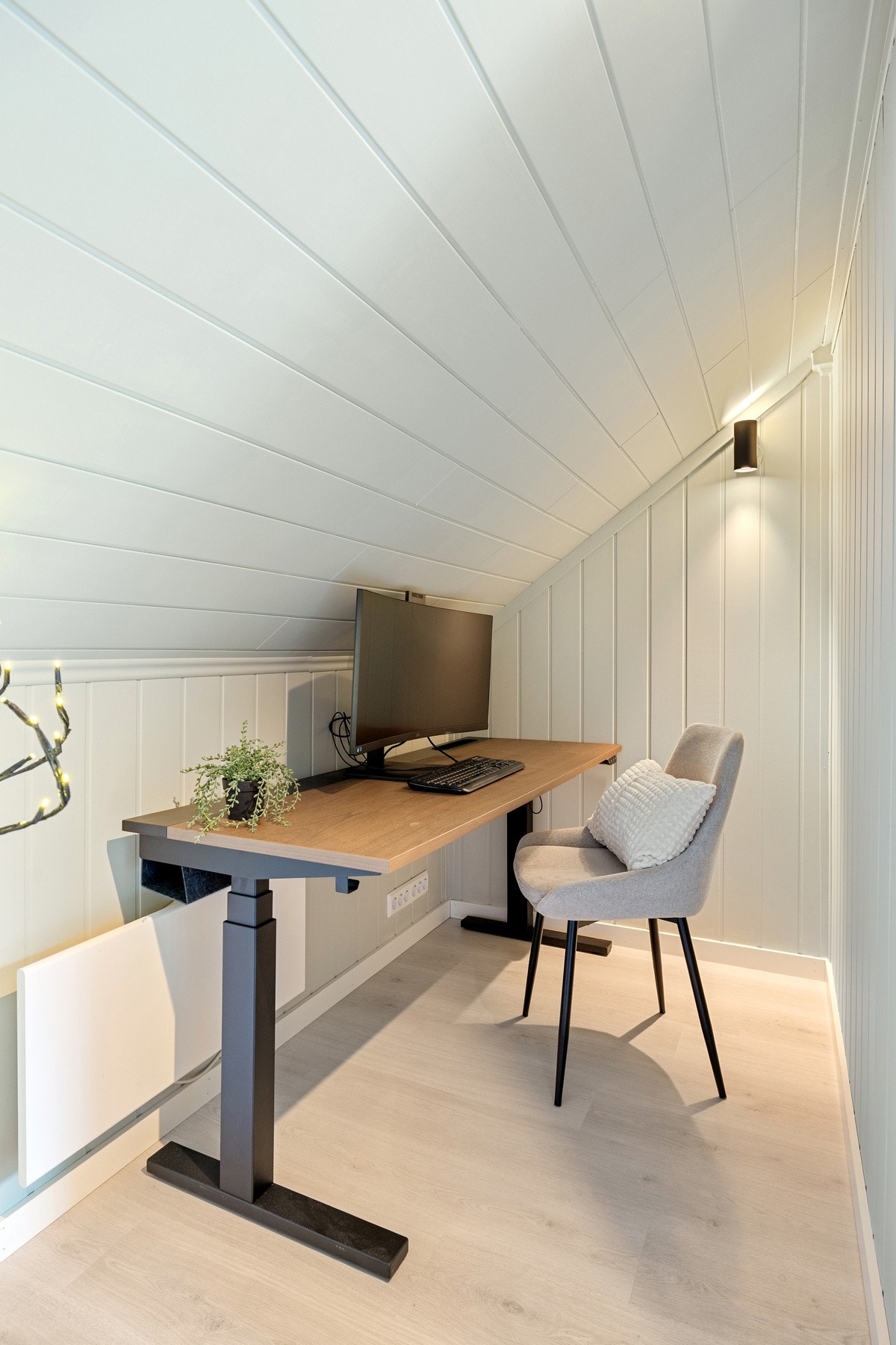 Stuen har flere bruksmuligheter, med god plass til blant annet kontorløsning. Galleribilde