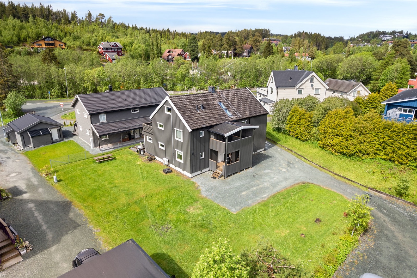 Innholdsrik halvpart av horisontaldelt tomannsbolig med attraktiv beliggenhet på Kystad. Boligen går over 2. etasje og loftsetasje. Galleribilde