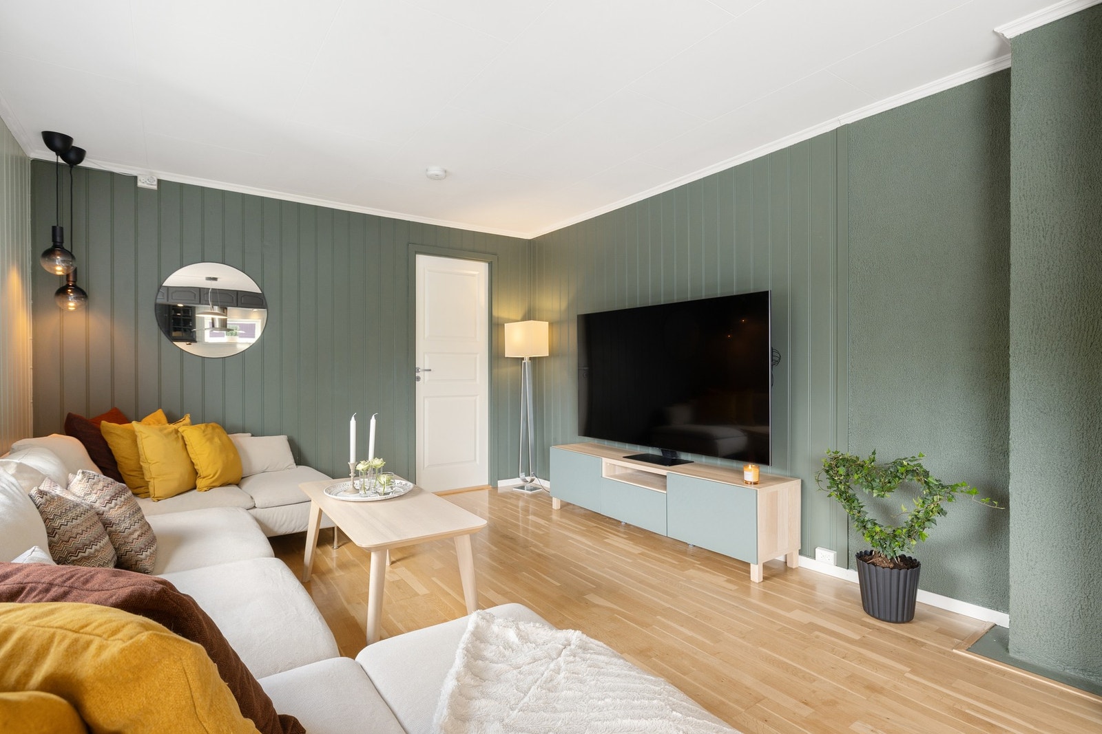 Stuen har god plass til en romslig hjørnesofa og byr på fleksible møbleringsmuligheter. Galleribilde