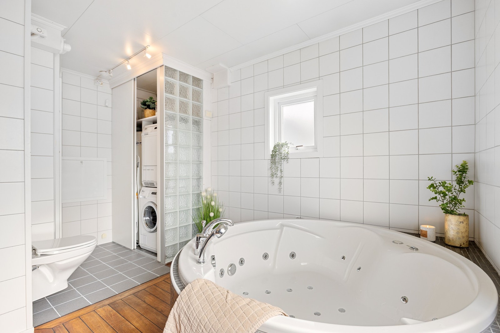 Badet er utstyrt med toalett, dusjkabinett, boblebad og dobbel servant. Galleribilde