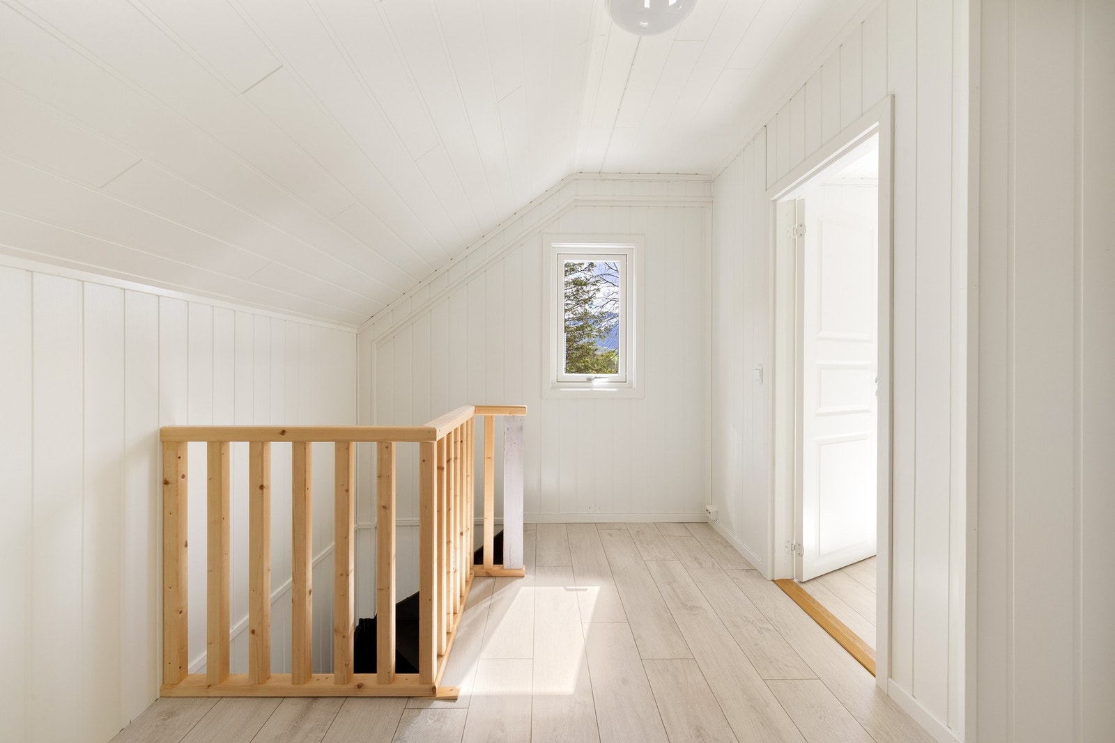 2.etasje inneholder tre soverom, og etasjen er tilleggsetterisolert. Galleribilde
