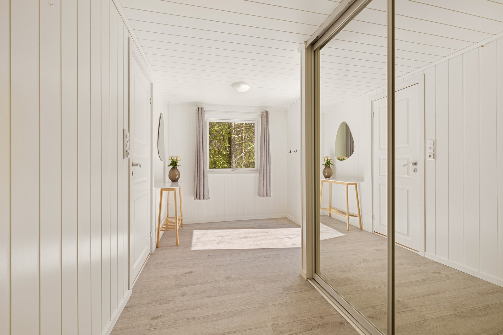 I gangen er det en skyvedørsgarderobe med speilfronter, montert i 2021. Galleribilde