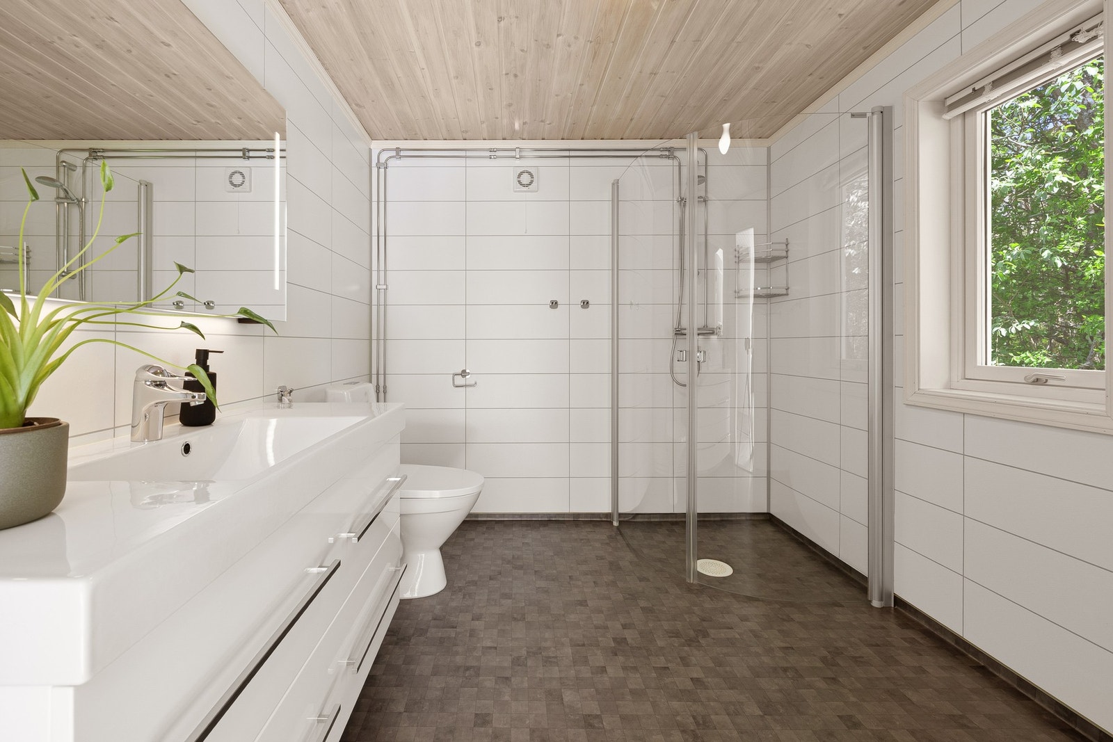 Badet er fra 2015 og har vinylbelegg på gulv, baderomspanel på vegger og panel i himling. Galleribilde