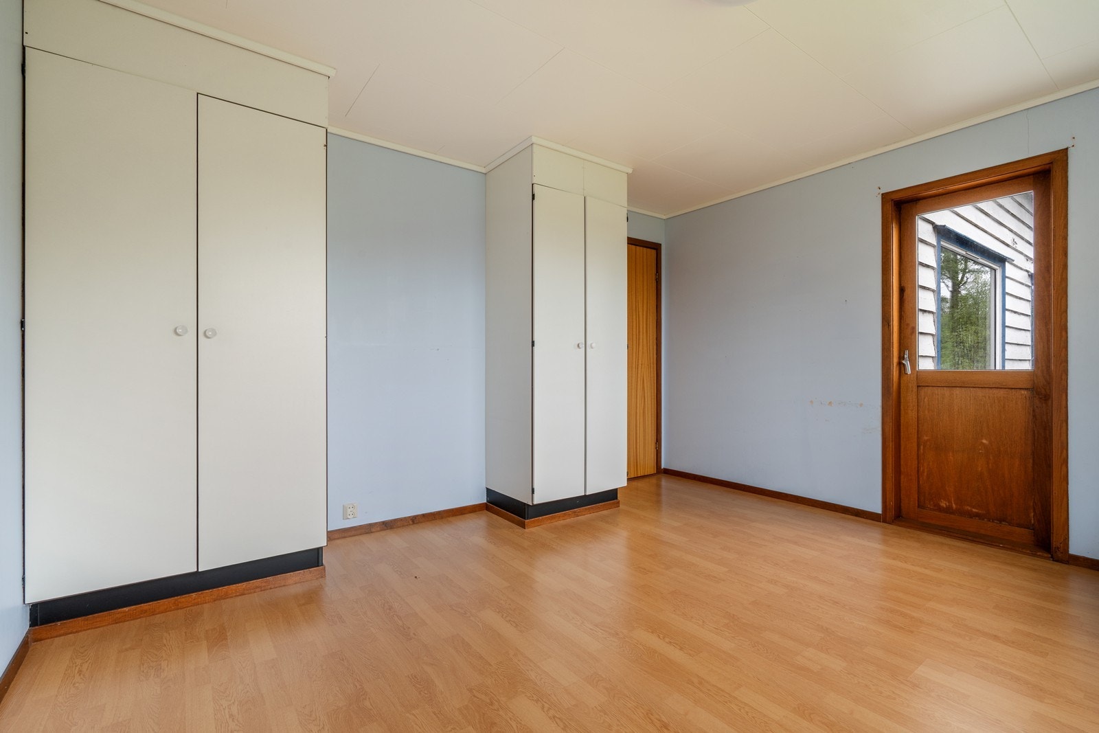 God garderobe og utgang til terrasse Galleribilde
