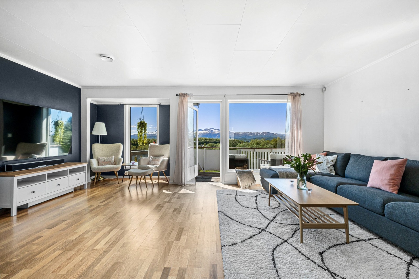 God plass til både sofagruppe og spisebord i leilighetens hovedetasje. Galleribilde