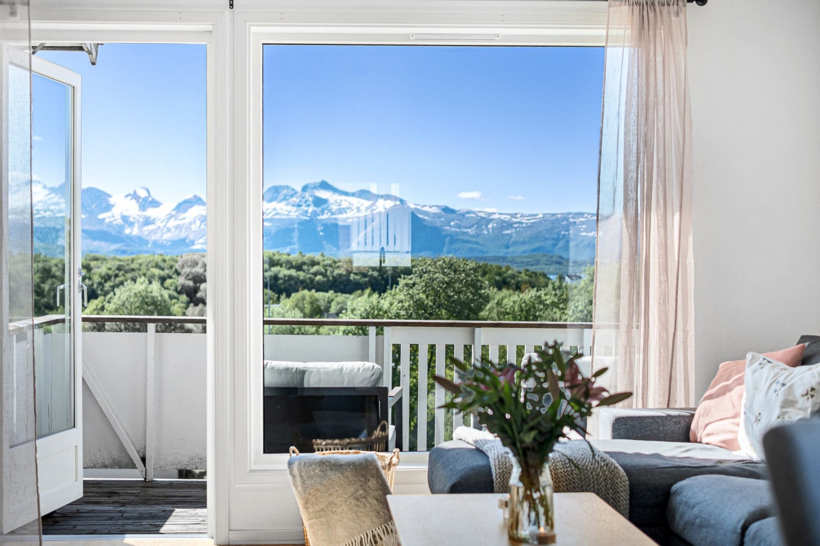 Fra stuen er det utgang til en av leilighetens to balkonger. Galleribilde