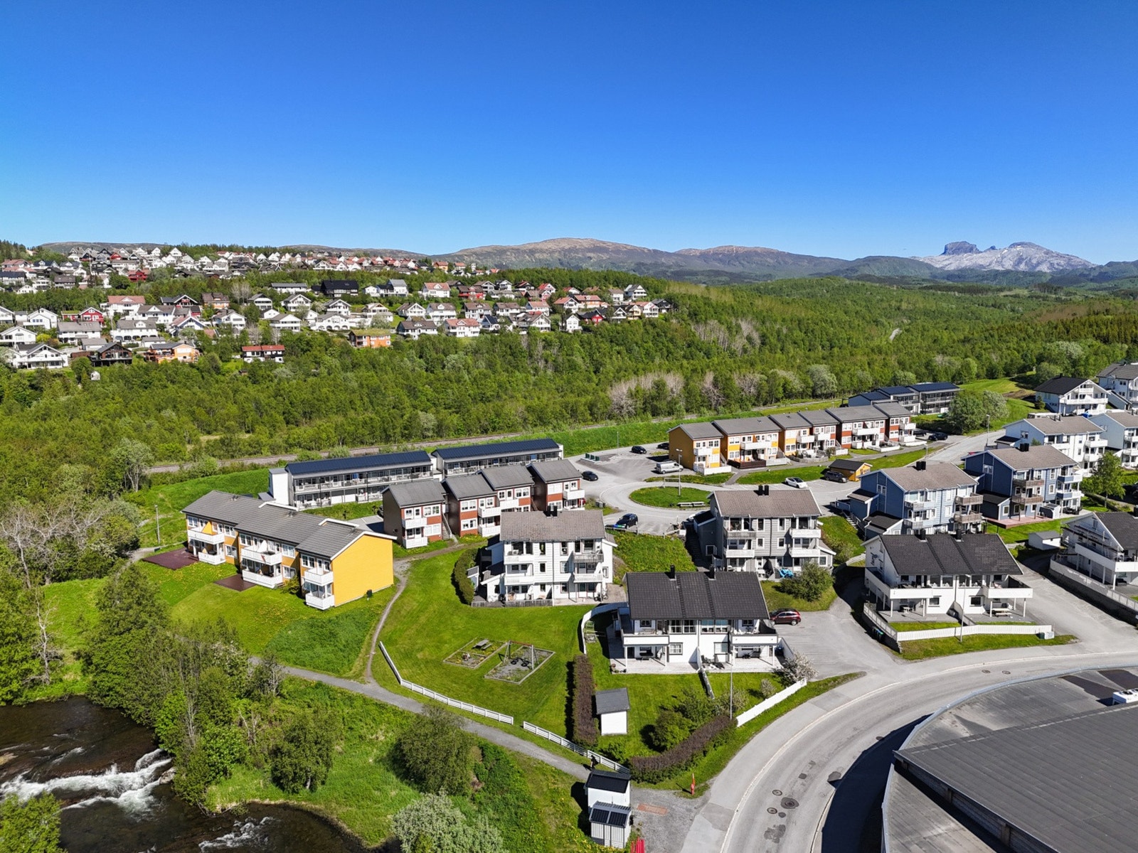 Området har asfalterte interne veier og gode parkeringsmuligheter. Galleribilde