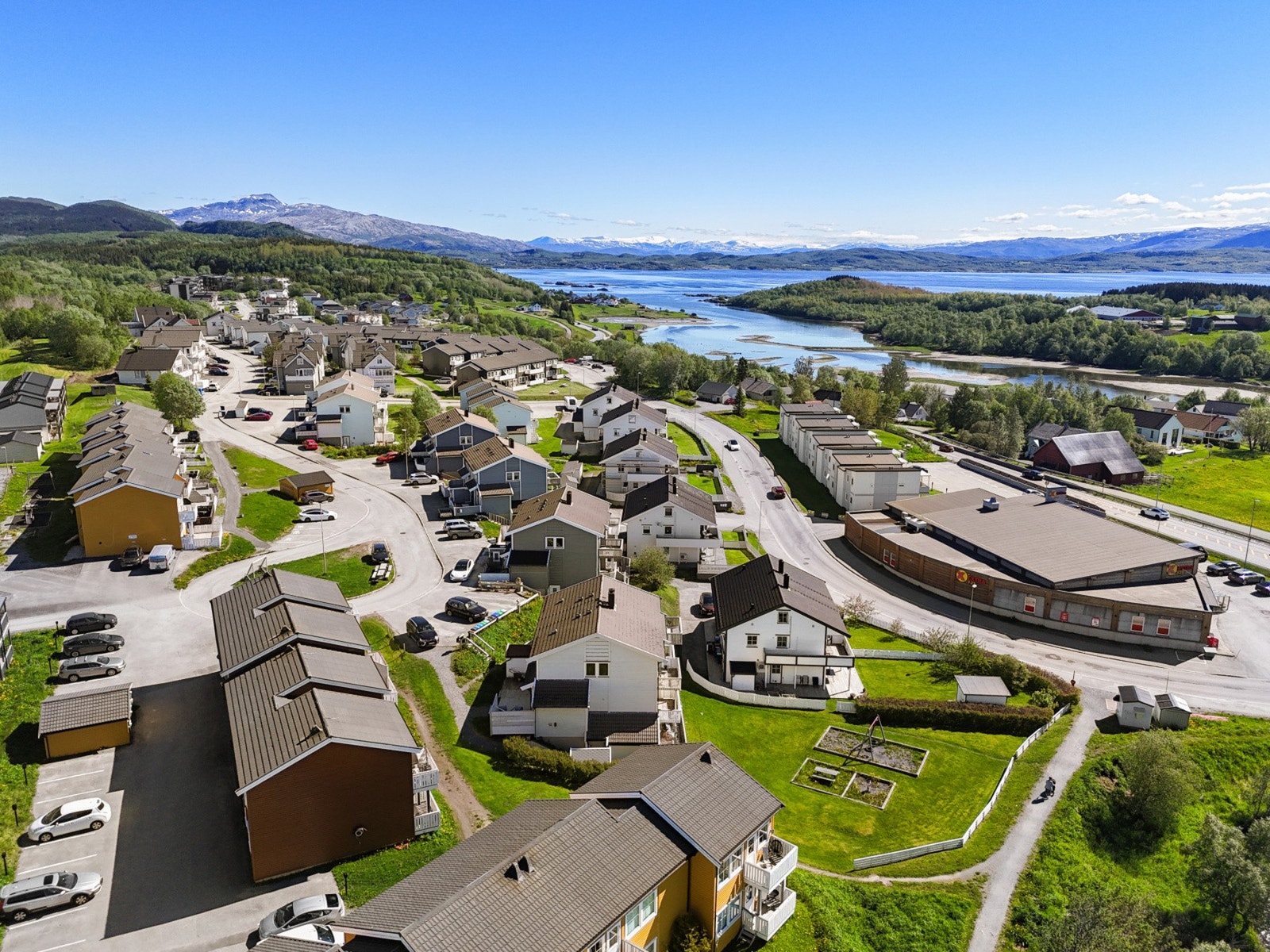 Etablert og barnevennlig boligområde med nærhet til universitet, skoler og barnehager. Galleribilde