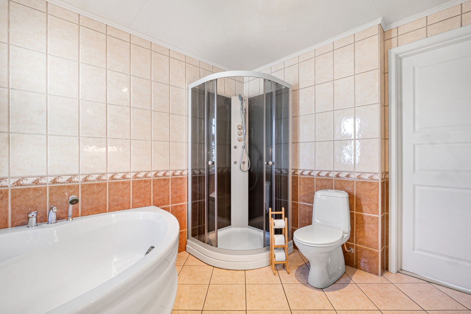 Badet er innredet med både badekar og dusjkabinett. Galleribilde