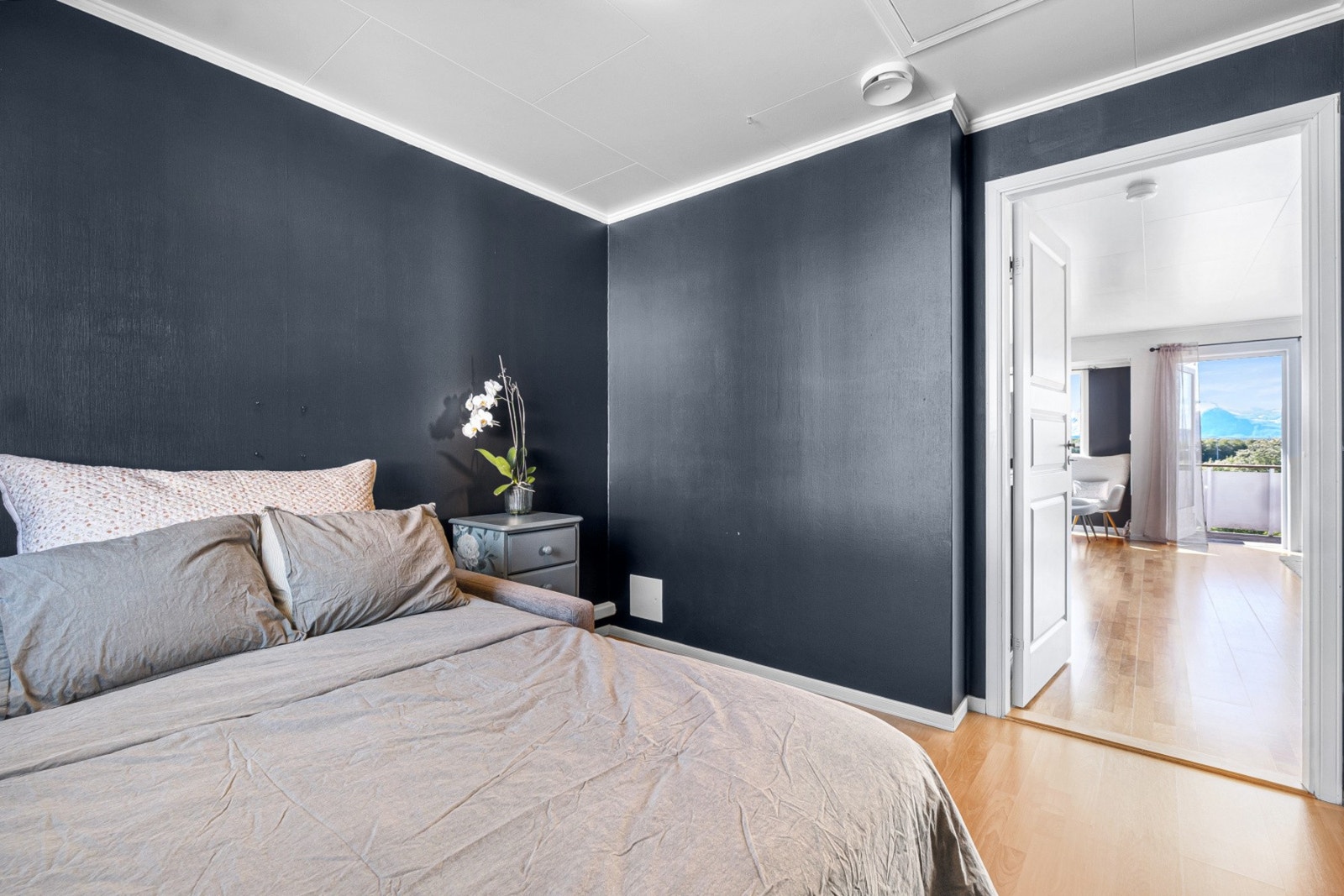 Soverom med malte veggplater og parkett på gulvet. Galleribilde