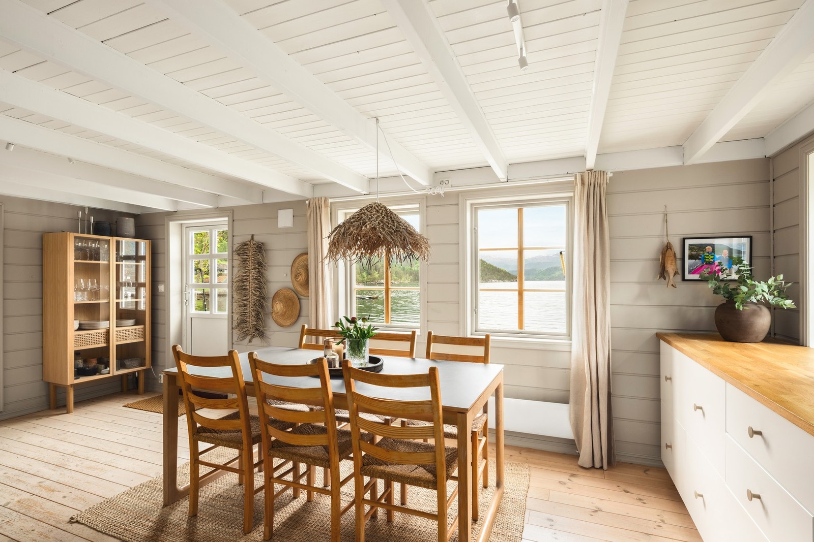 Kjøkken allrom med god plass til familie og venner til hyggelige måltid. Galleribilde