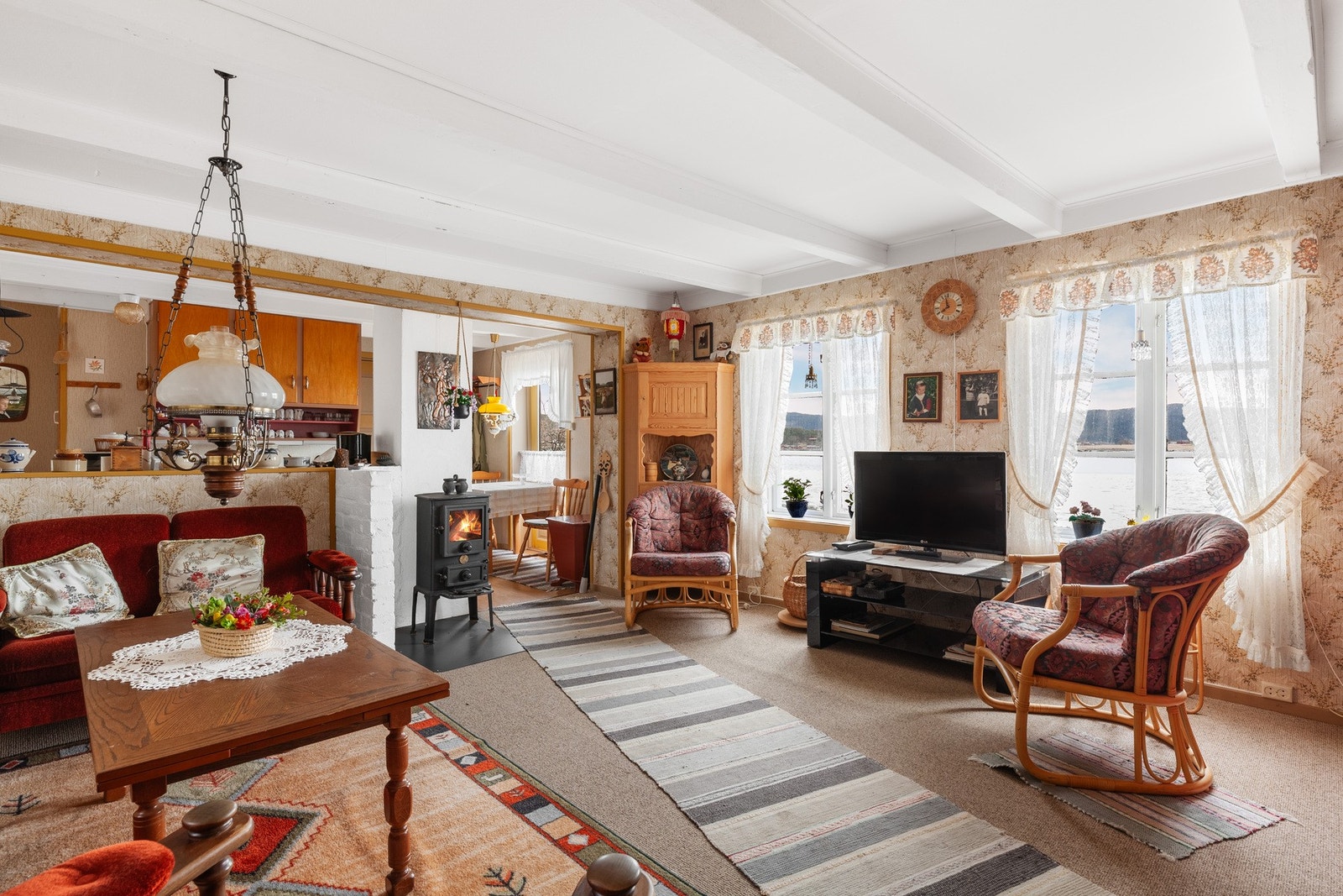 Store vindusflater som gir godt med naturlig lys inn i rommet. Galleribilde