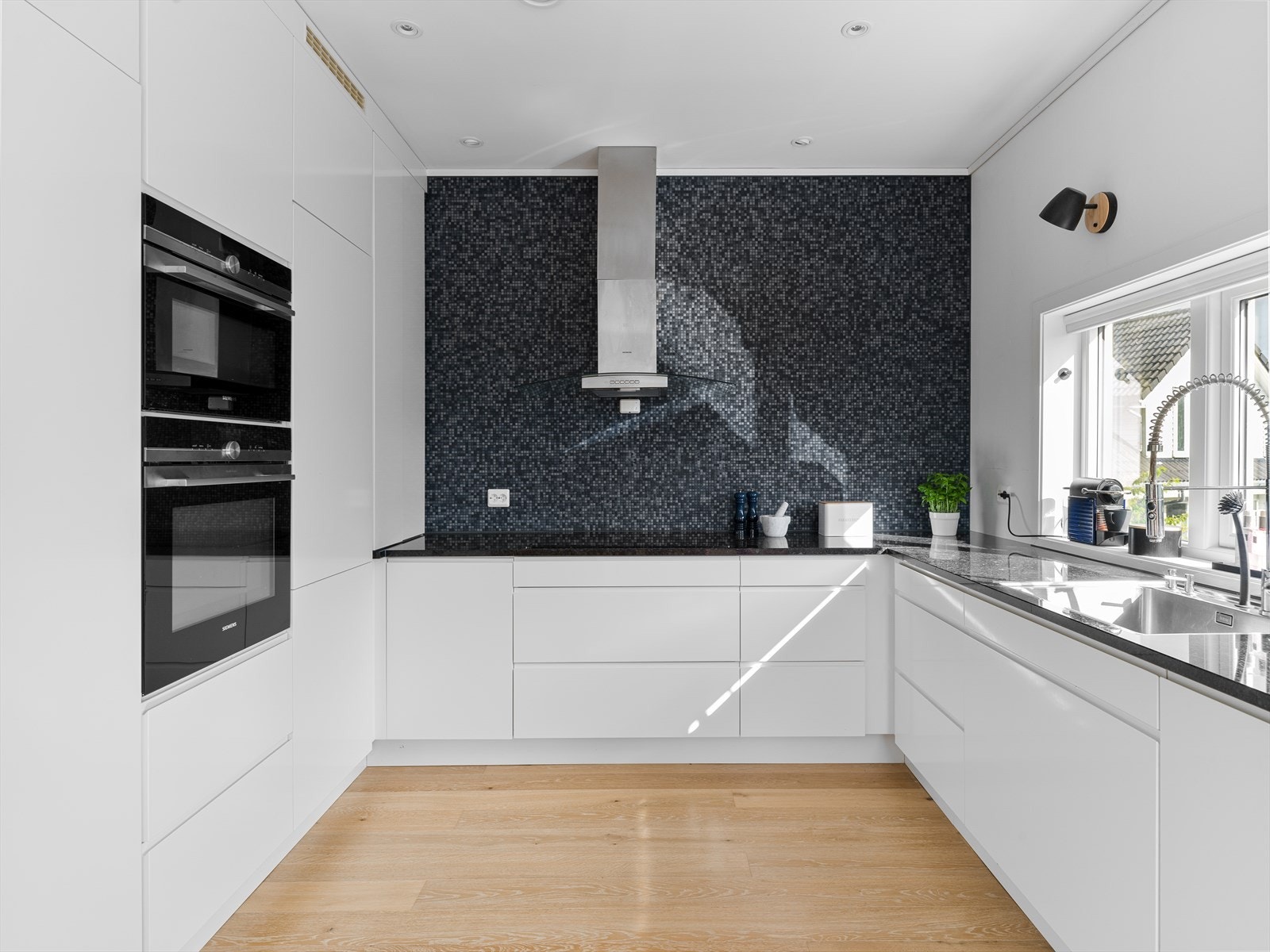 Spesialbygd av Bjerks trevare, med high-end hvitevarer fra Siemens Galleribilde