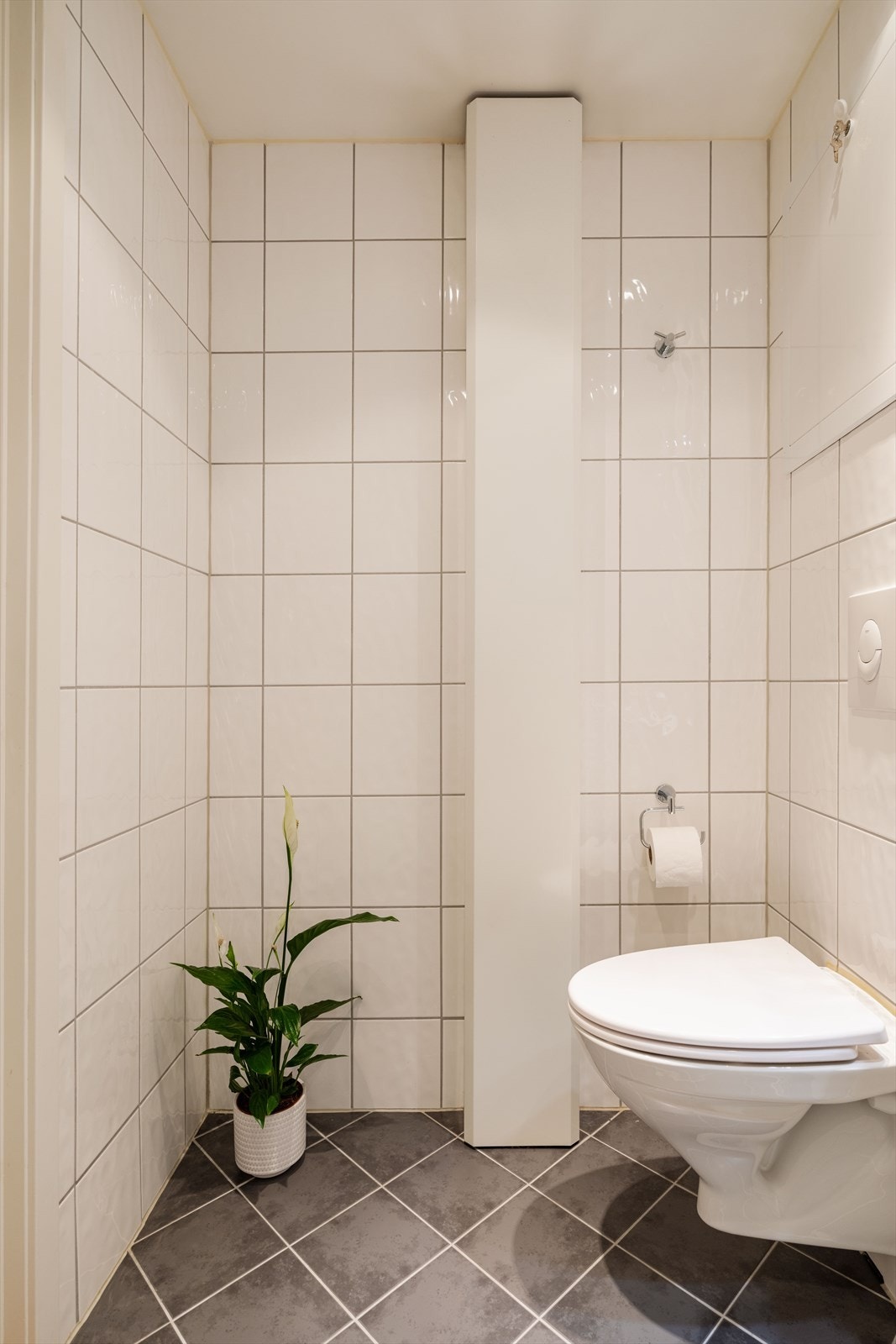 Flislagt gulv med varmekabler som gir god komfort under morgen- og kveldsstellet. Galleribilde