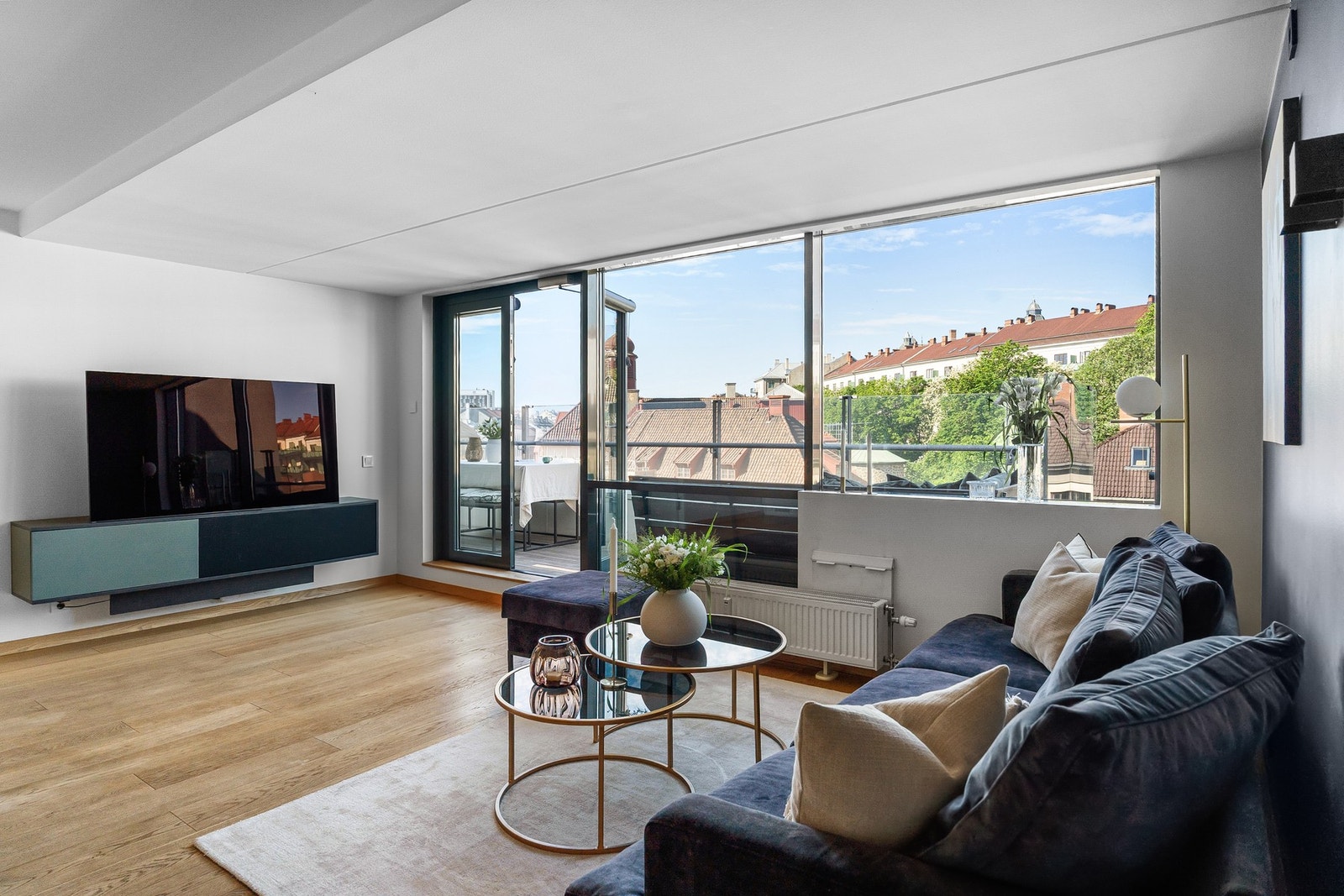 Her får du en rå utsikt over bydelen fra både stuen, men også den private vestvendte terrassen med gode solforhold. Galleribilde