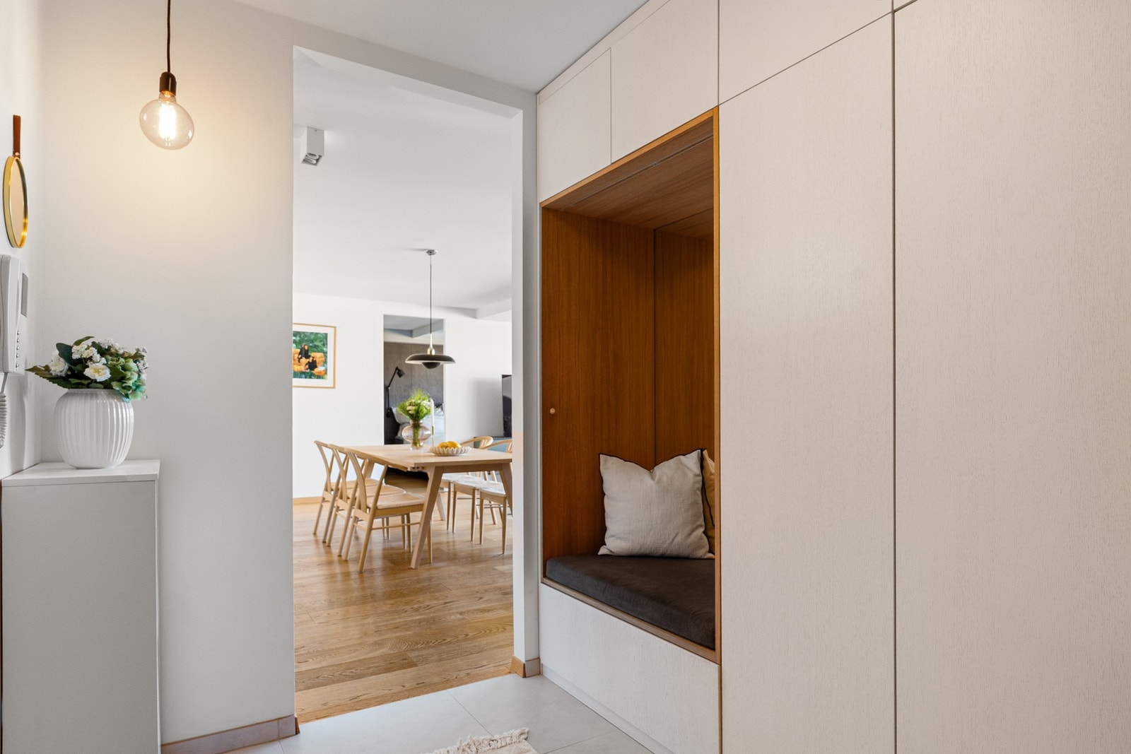 Velkommen inn! Entréen er praktisk utformet med plassbygde løsninger. Galleribilde