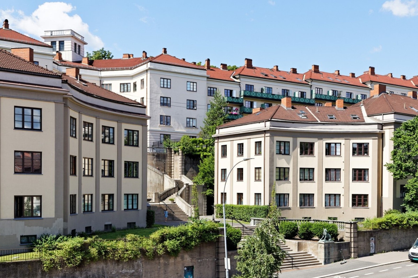 Området er et pulserende knutepunkt med flere hyggelig spisesteder og kaféer, også med stor, populær uteservering. Galleribilde