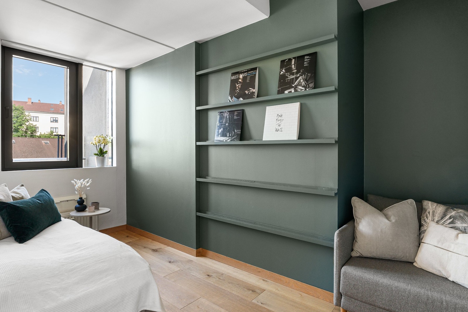 Her har du god plass til seng, garderobe og skrivebord om ønskelig. Galleribilde