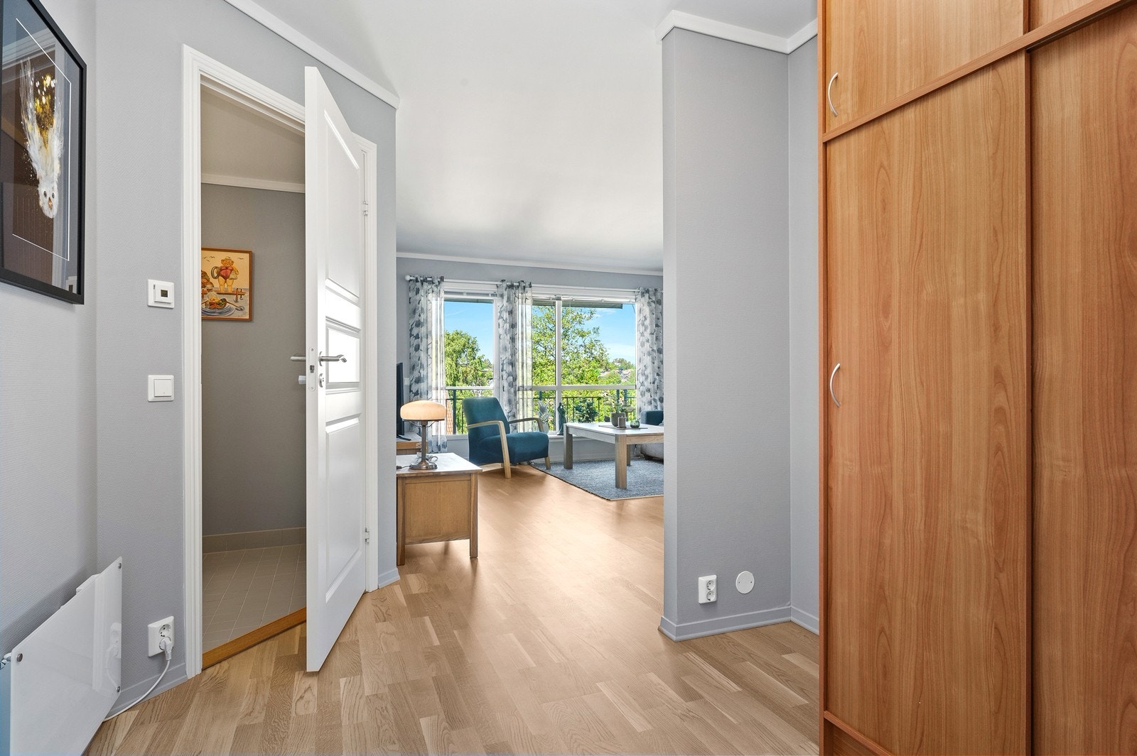 Entré med parkett på gulv og plass til oppbevaring av yttertøy. Galleribilde