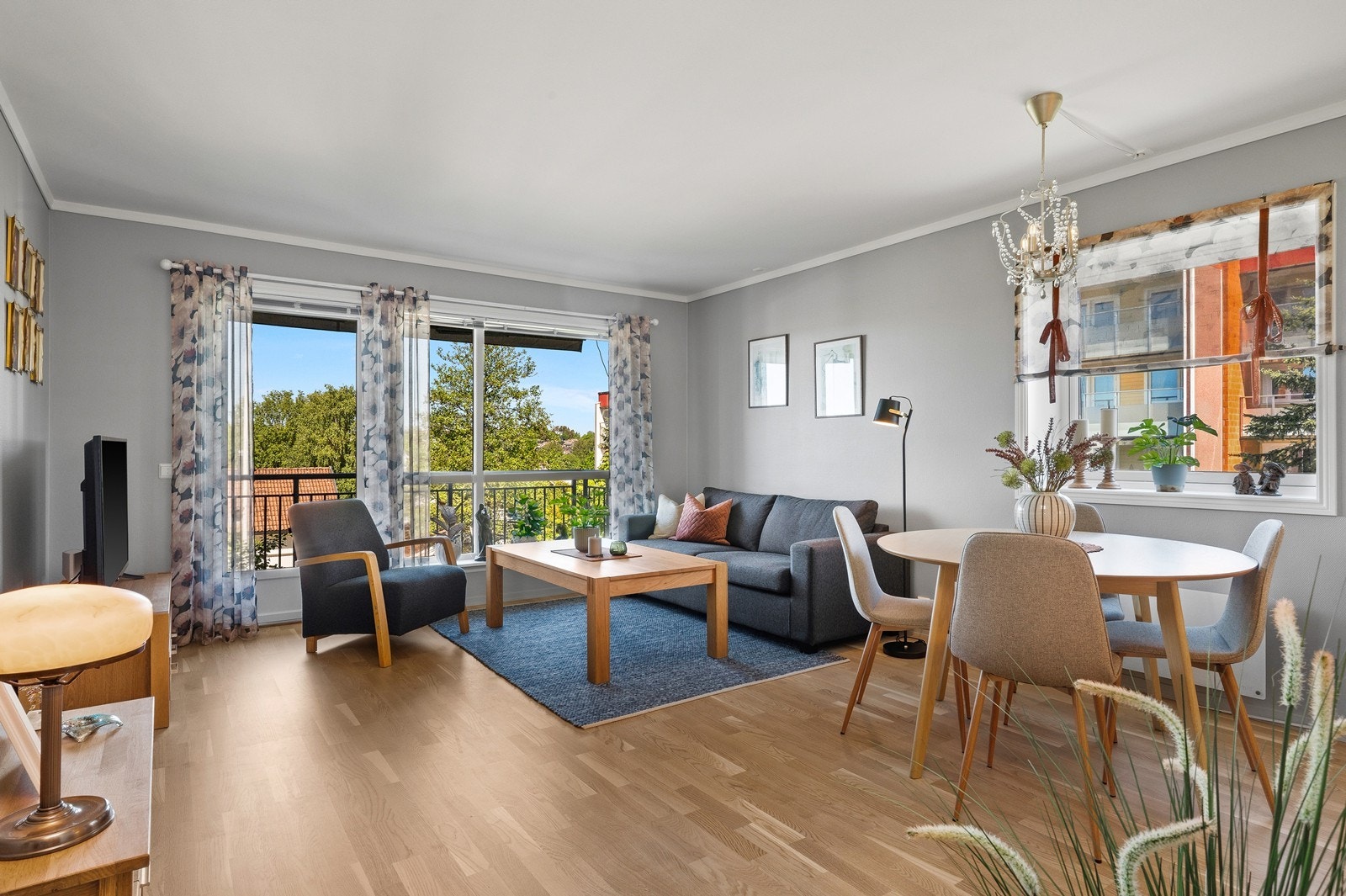Stuen er romslig og gir fleksibilitet for møblering av både sofagruppe og spiseplass. Galleribilde
