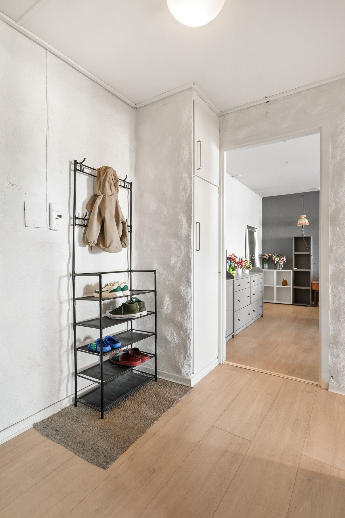 Entréen ønsker deg velkommen inn i boligen og fremstår som romslig med gode muligheter for å etablere en garderobeløsning etter eget ønske. Galleribilde